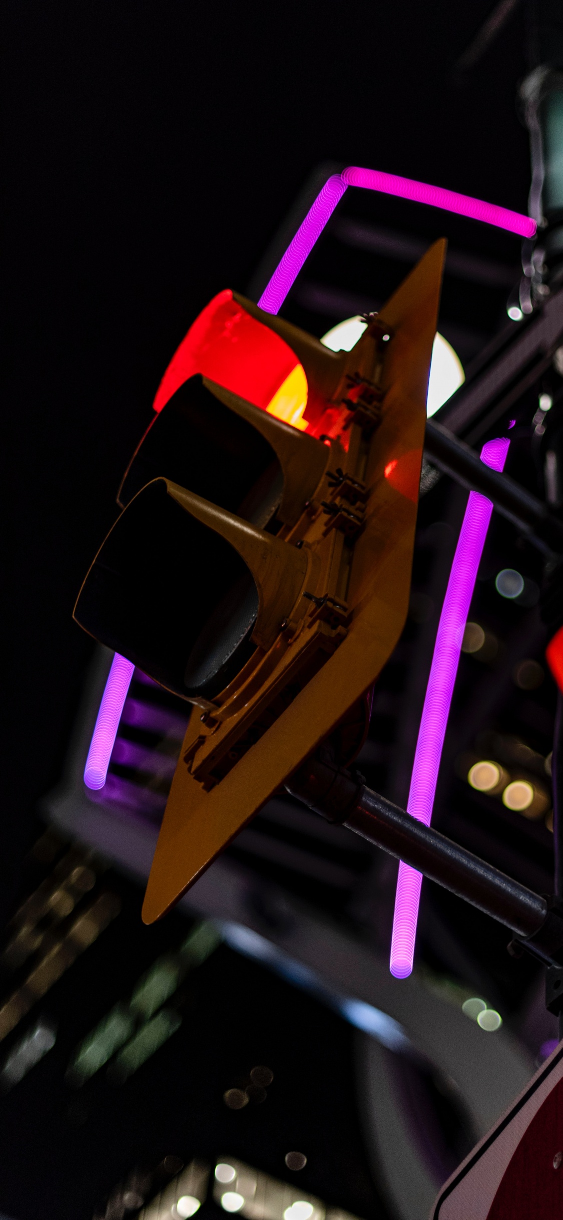 Обои свет, светофор, пурпурный цвет, ночь, освещение в разрешении 1125x2436