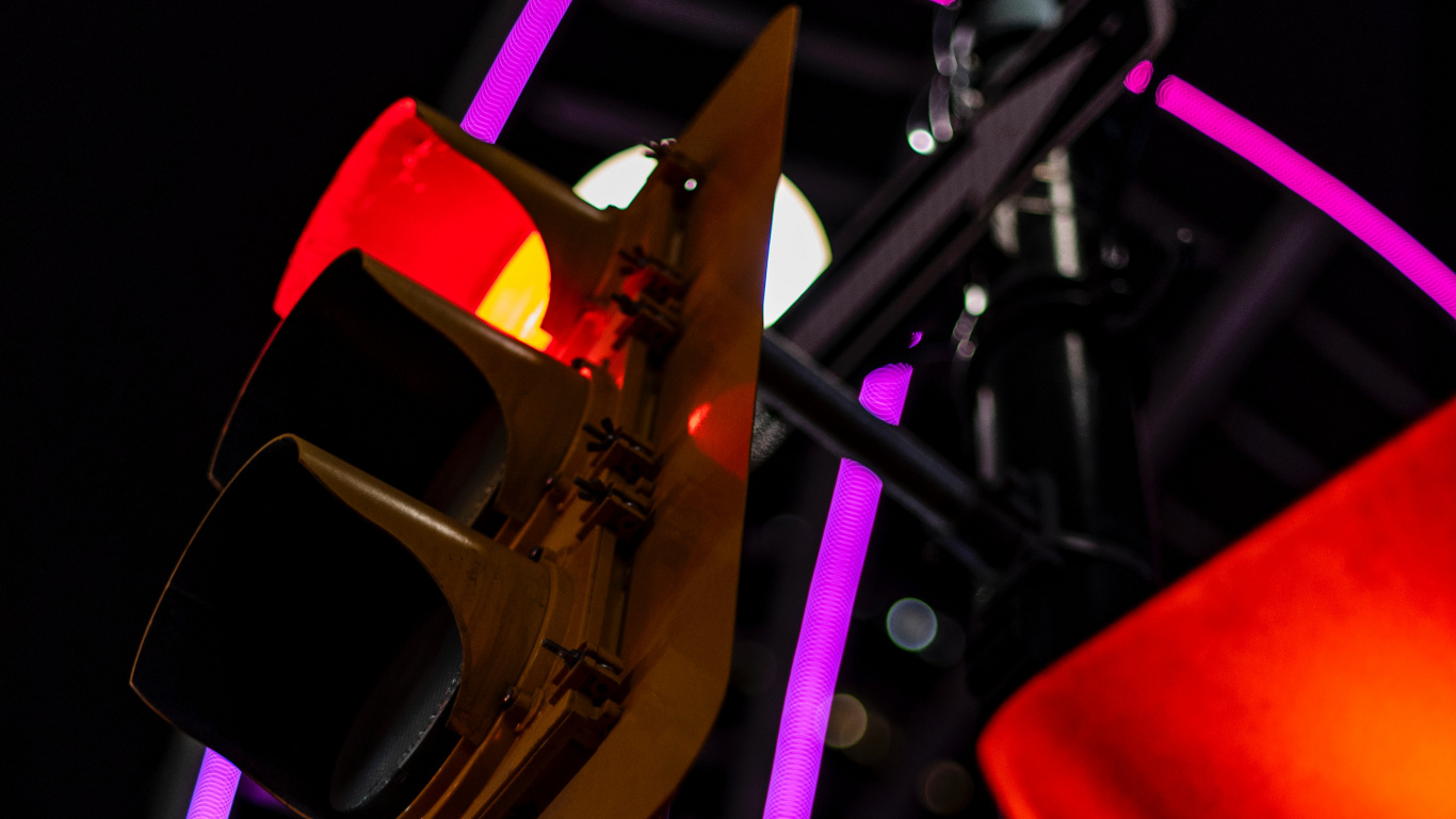 Обои свет, светофор, пурпурный цвет, ночь, освещение в разрешении 1366x768