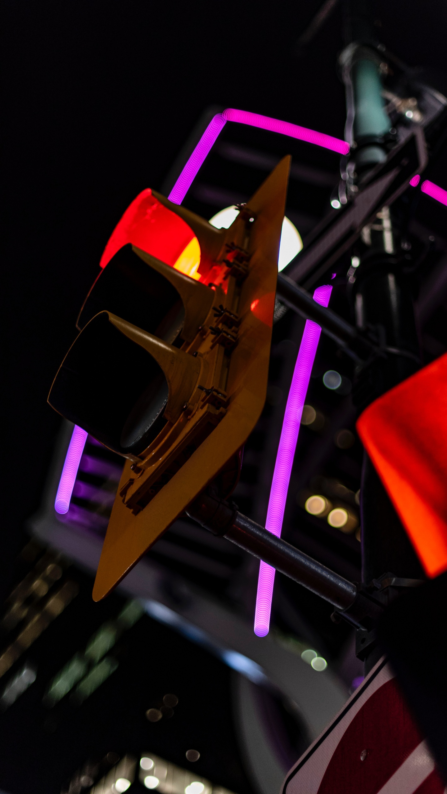 Обои свет, светофор, пурпурный цвет, ночь, освещение в разрешении 1440x2560