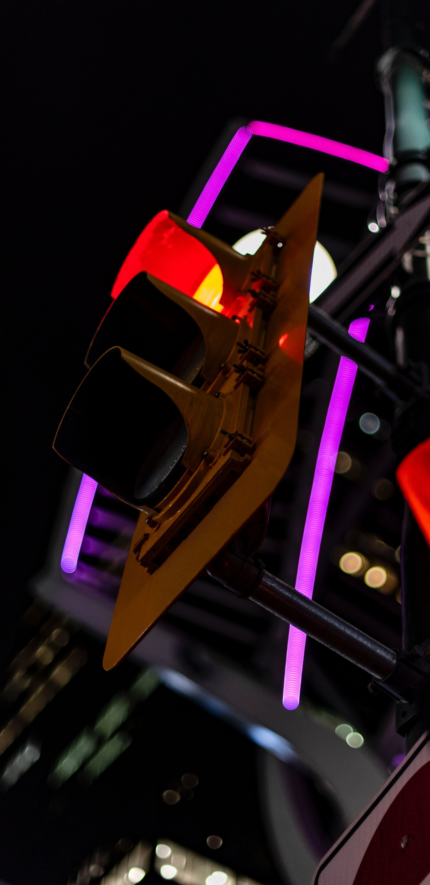 Обои свет, светофор, пурпурный цвет, ночь, освещение в разрешении 1440x2960