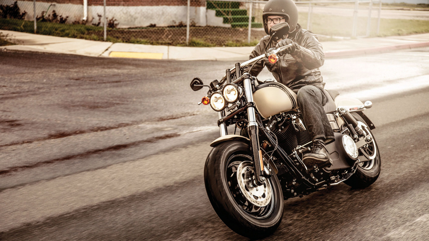Обои мотоцикл, Харлей-Дэвидсон Супер Глайд, кастомный мотоцикл, автомобильные шины, мотоспорт в разрешении 1366x768