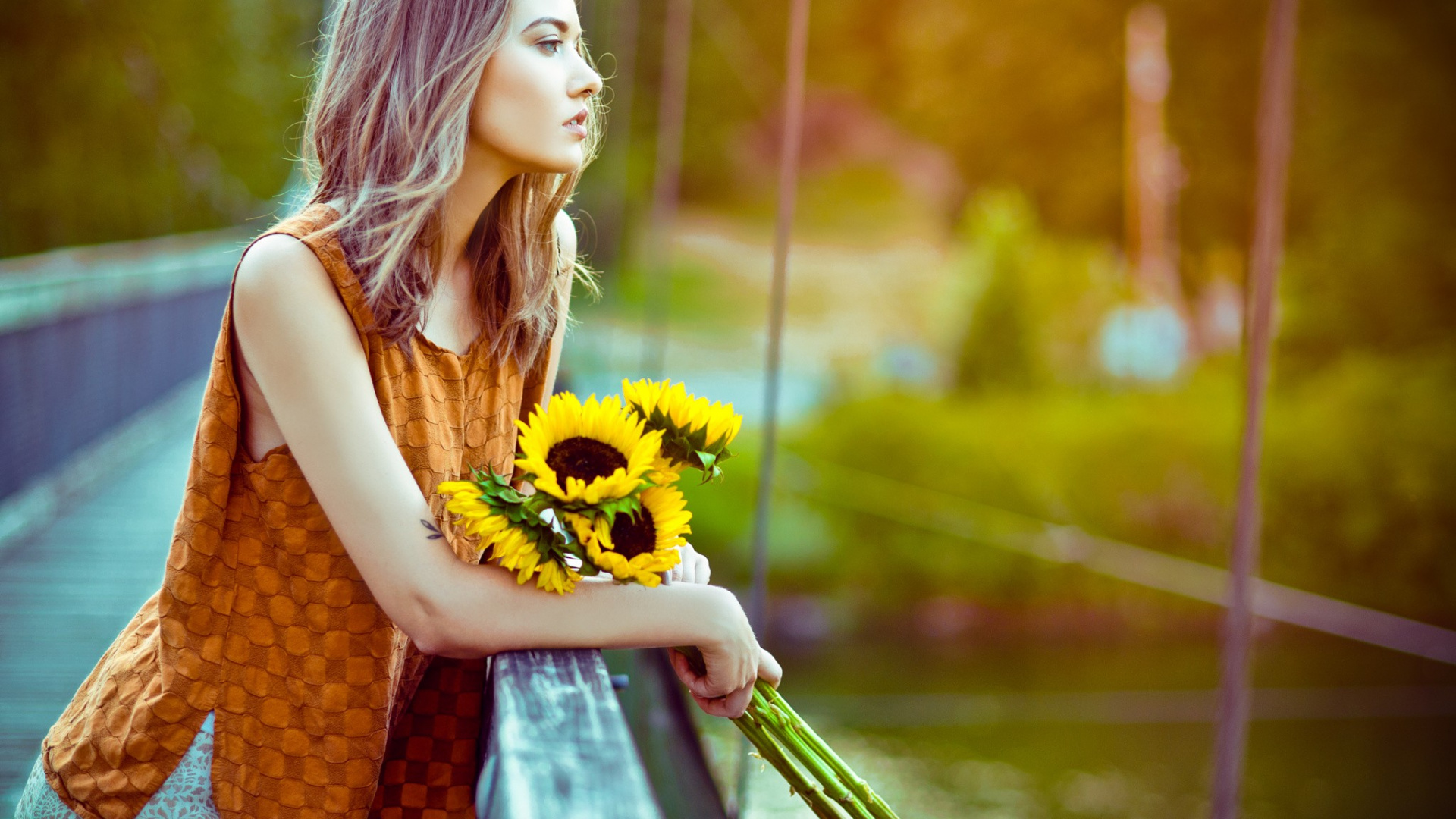 Обои цветок, волосы, желтый, зеленый, красота в разрешении 1920x1080