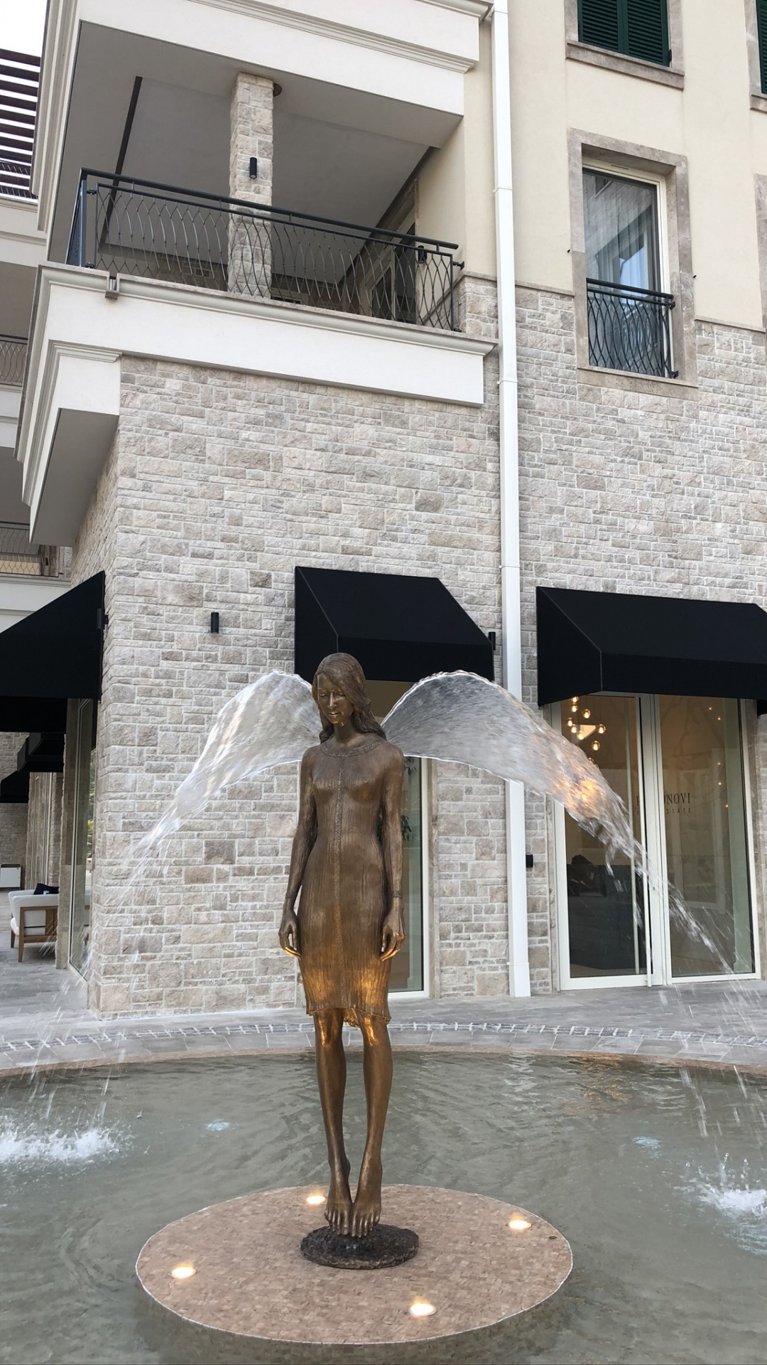 Обои статуя, вода, бронзовая скульптура, скульптура, арт в разрешении 1080x1920