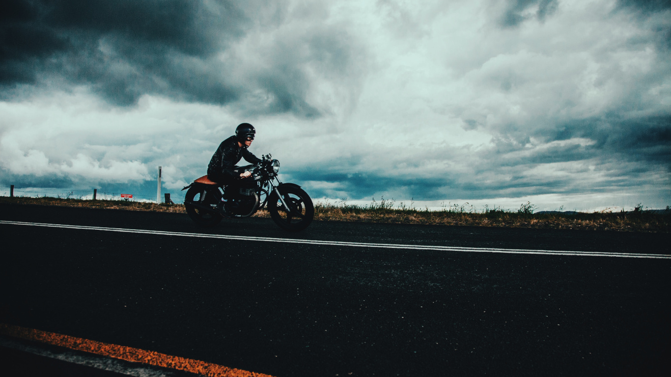 Обои мотоциклетный шлем, мотоцикл, облако, мотоспорт, дорога в разрешении 1366x768