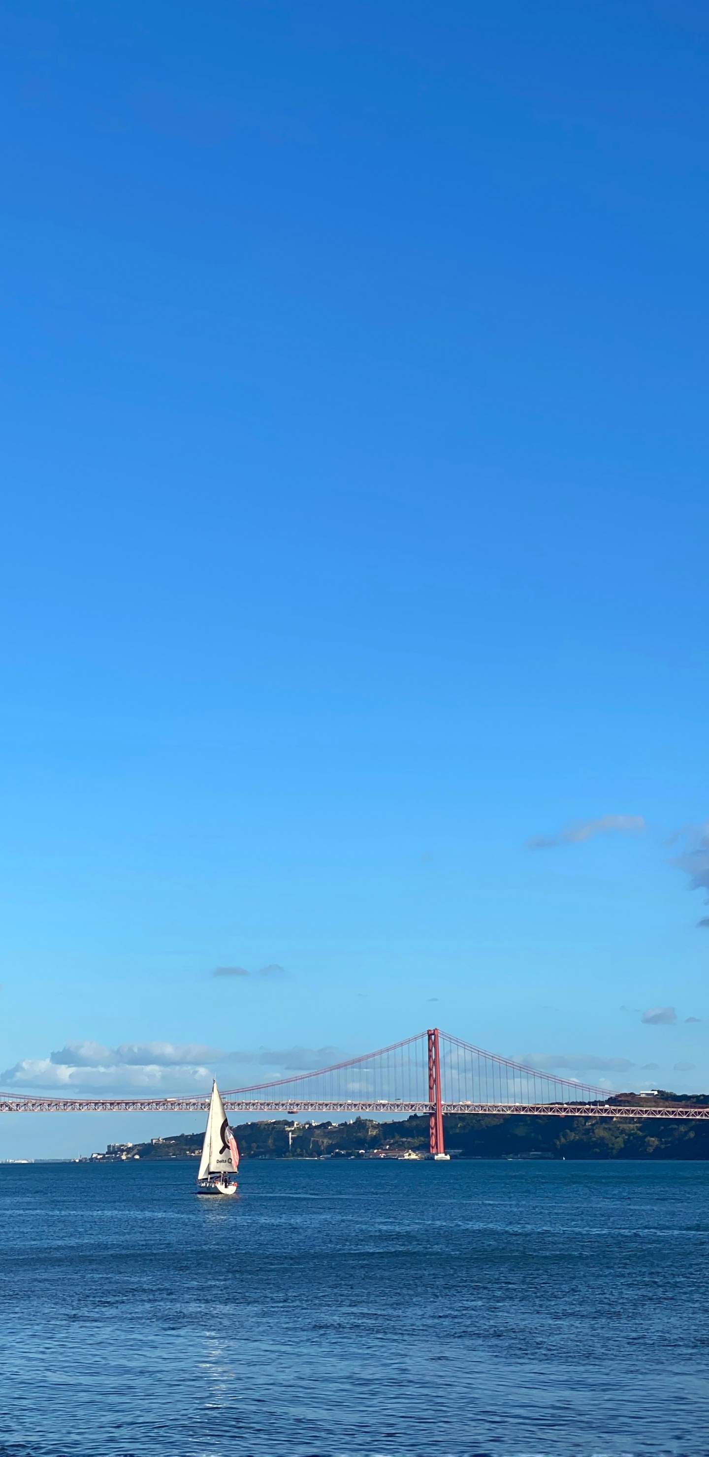 Обои море, подвесной мост, мост, вантовый мост, судно в разрешении 1440x2960