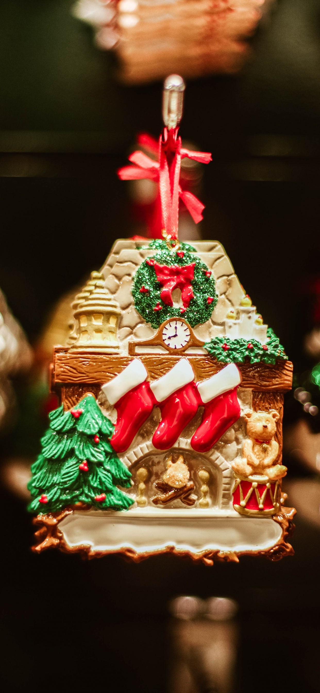 Обои Рождественский день, Рождественские украшения, елка, имбирный пряник, рождественский орнамент в разрешении 1242x2688