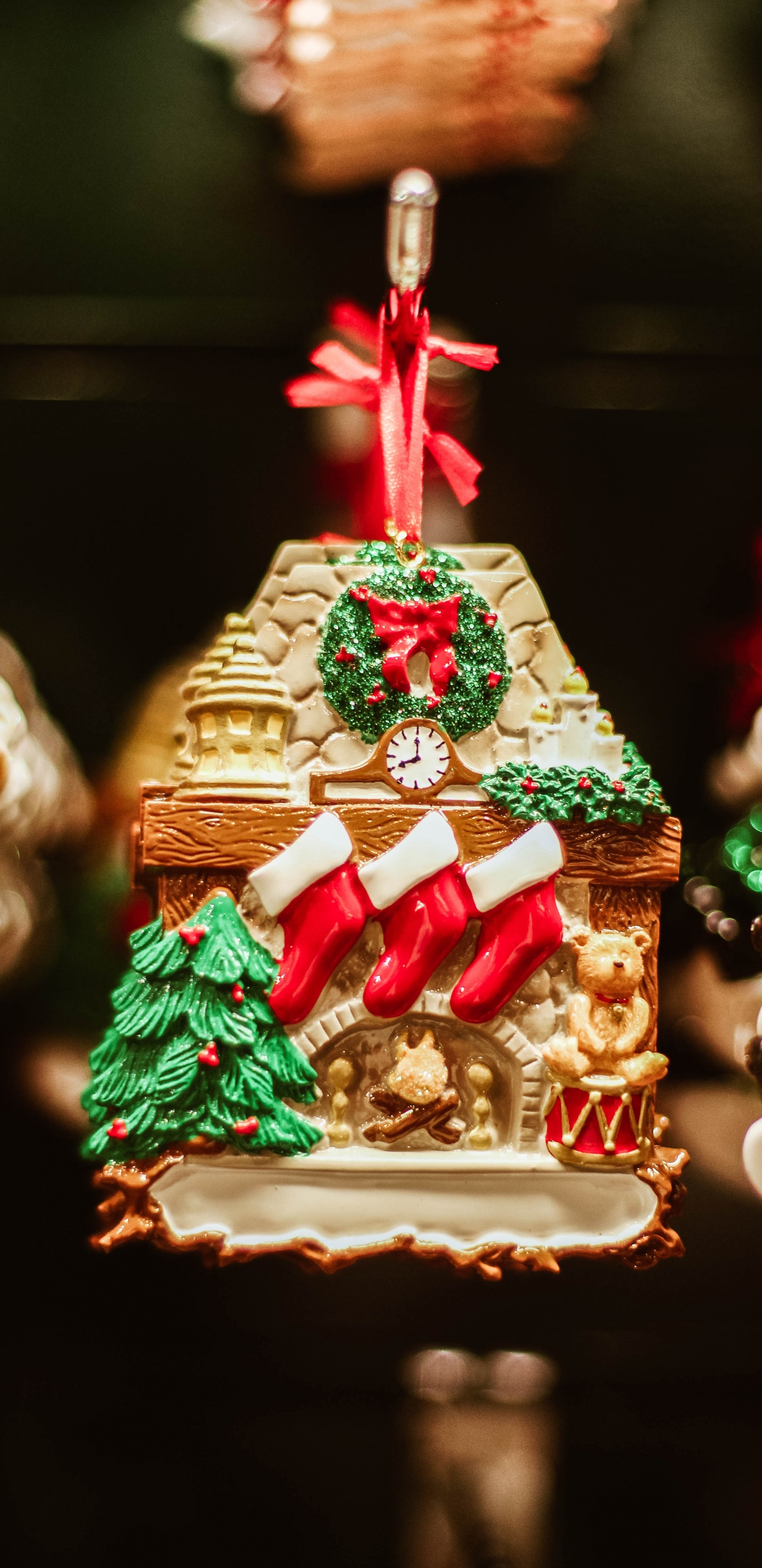 Обои Рождественский день, Рождественские украшения, елка, имбирный пряник, рождественский орнамент в разрешении 1440x2960