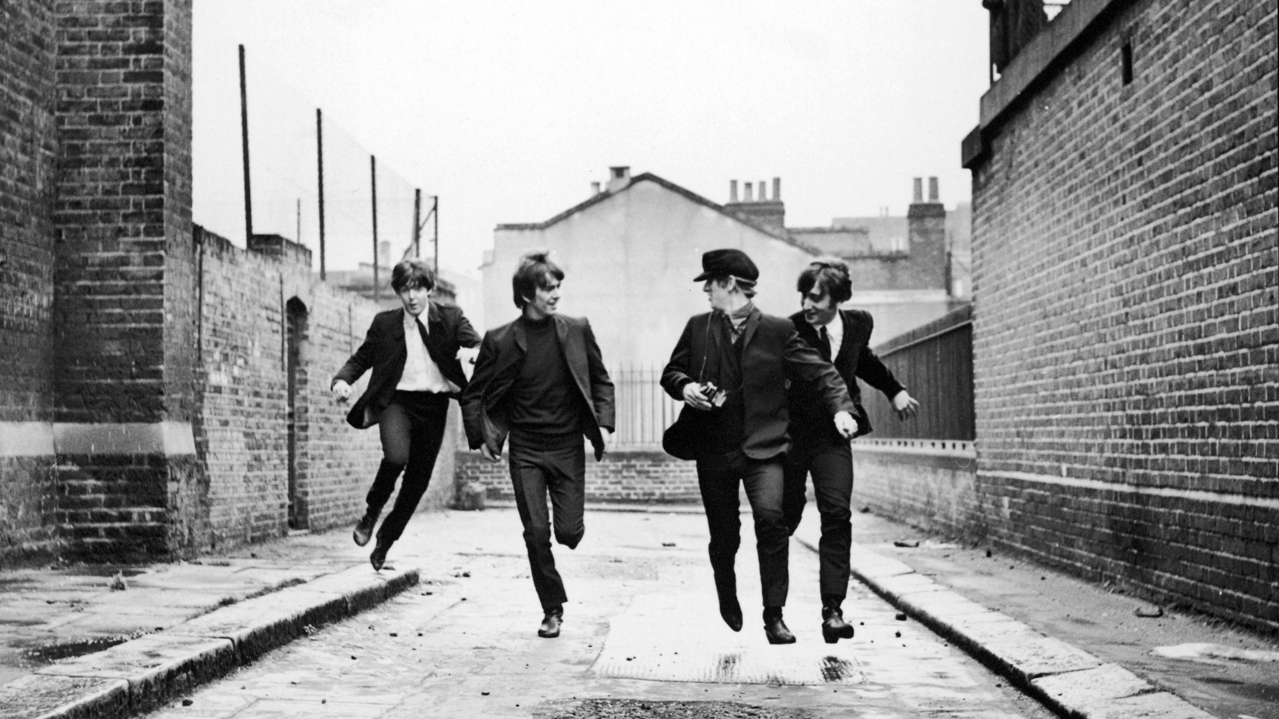 Обои The Beatles, стояние, монохромный, улица, ходьба в разрешении 2560x1440