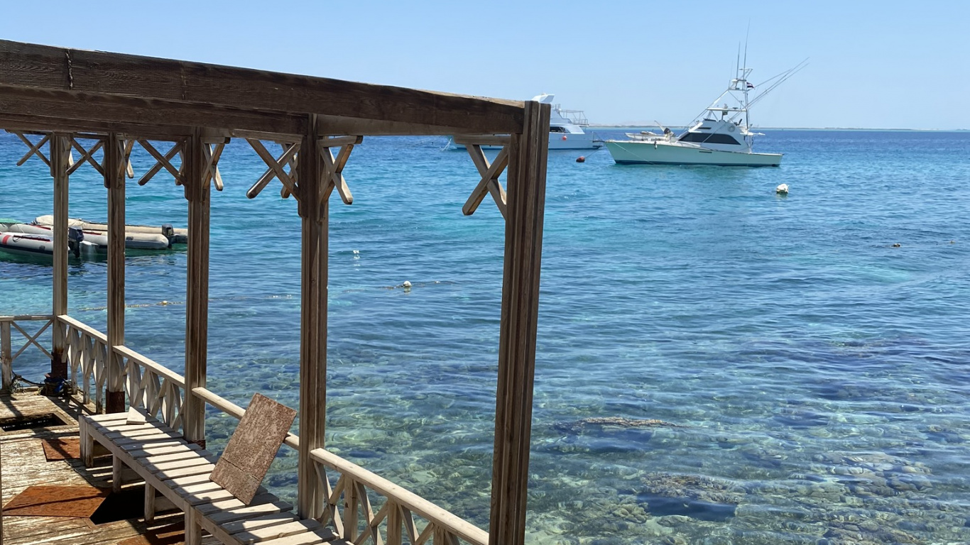 Обои море, лодка, вода, горизонт, океан в разрешении 1366x768