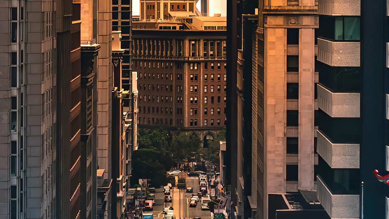 Обои смартфон, небоскреб, здание, дневное время, окно в разрешении 1280x720