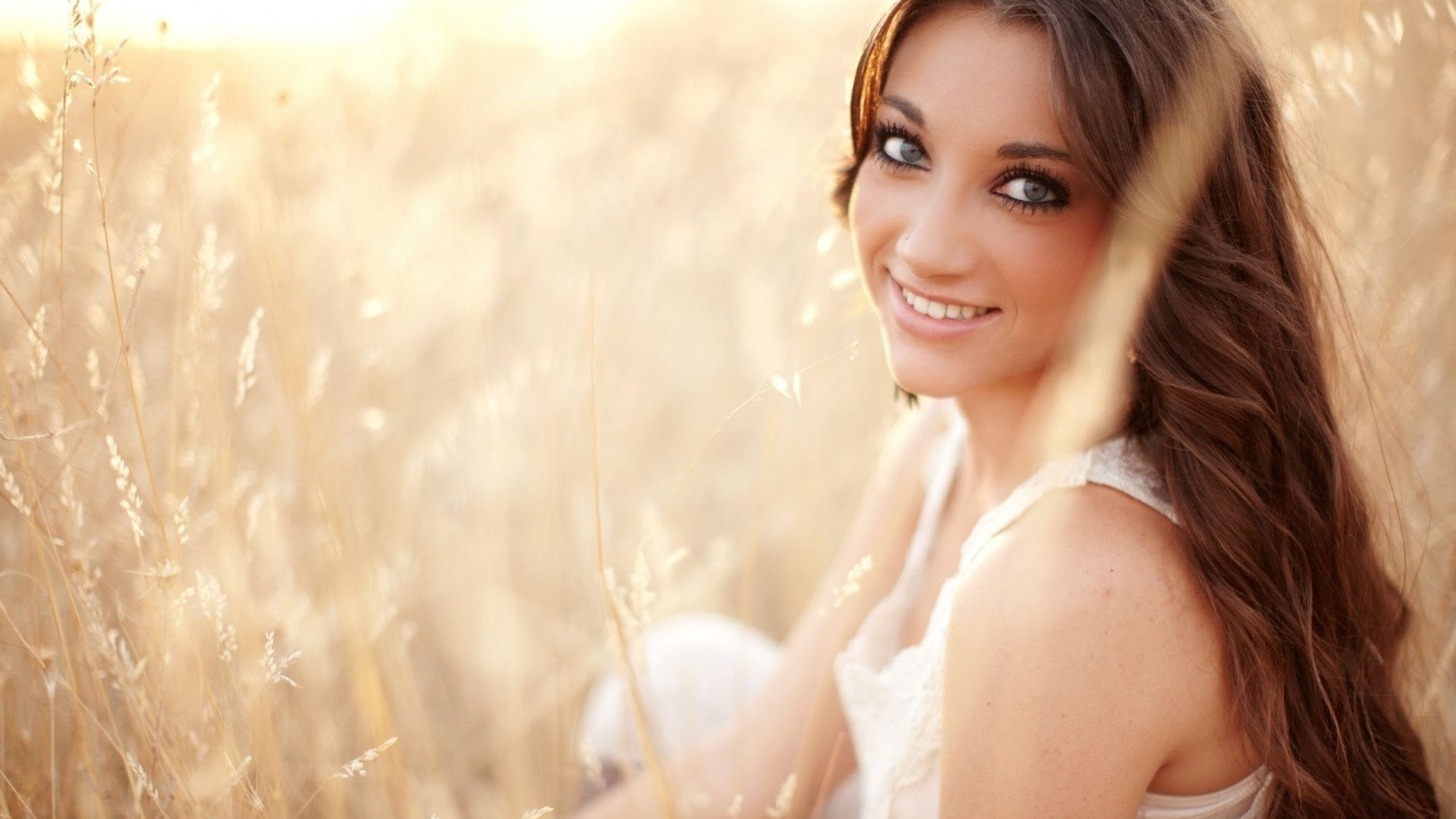 Обои каштановые волосы, длинные волосы, красота, девушка, шатенка в разрешении 2560x1440