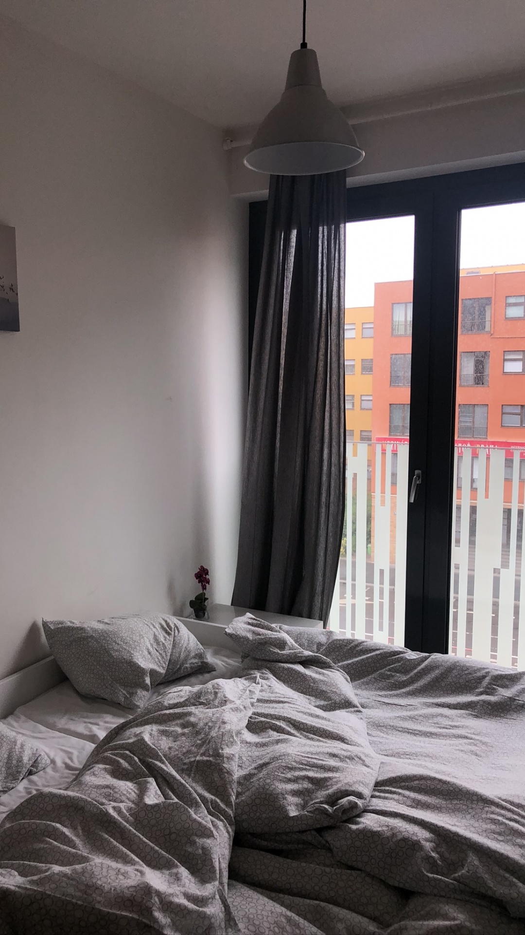 Обои спальня, занавес, каркас кровати, окно, дверь в разрешении 1080x1920