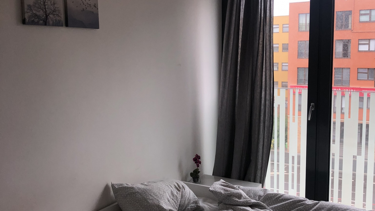 Обои спальня, занавес, каркас кровати, окно, дверь в разрешении 1280x720