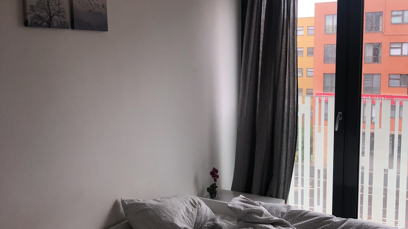 Обои спальня, занавес, каркас кровати, окно, дверь в разрешении 1366x768