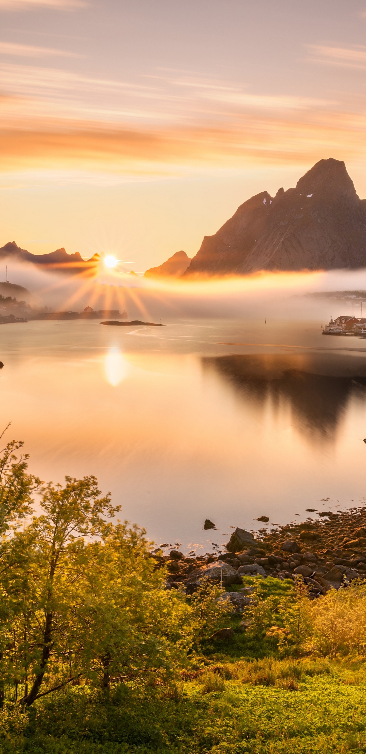 Обои природа, озерный край, горный рельеф, озеро, дикая местность в разрешении 1440x2960