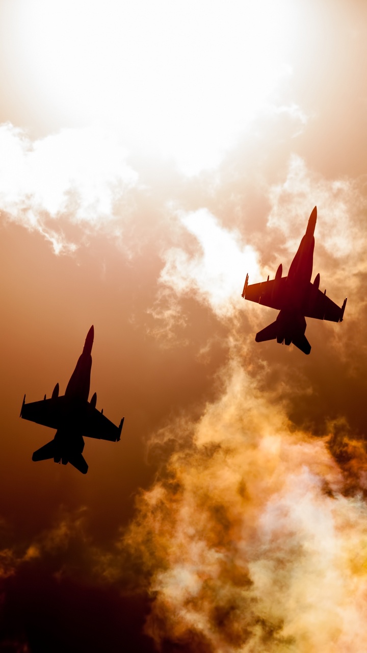 Обои военный самолет, реактивный самолет, самолеты, облако, атмосфера в разрешении 720x1280