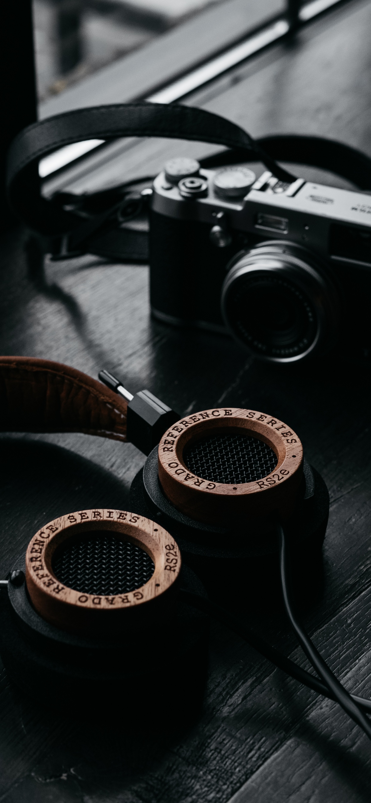 Обои наушники, аксессуары для камеры, звуковое оборудование, гаджет, металл в разрешении 1242x2688