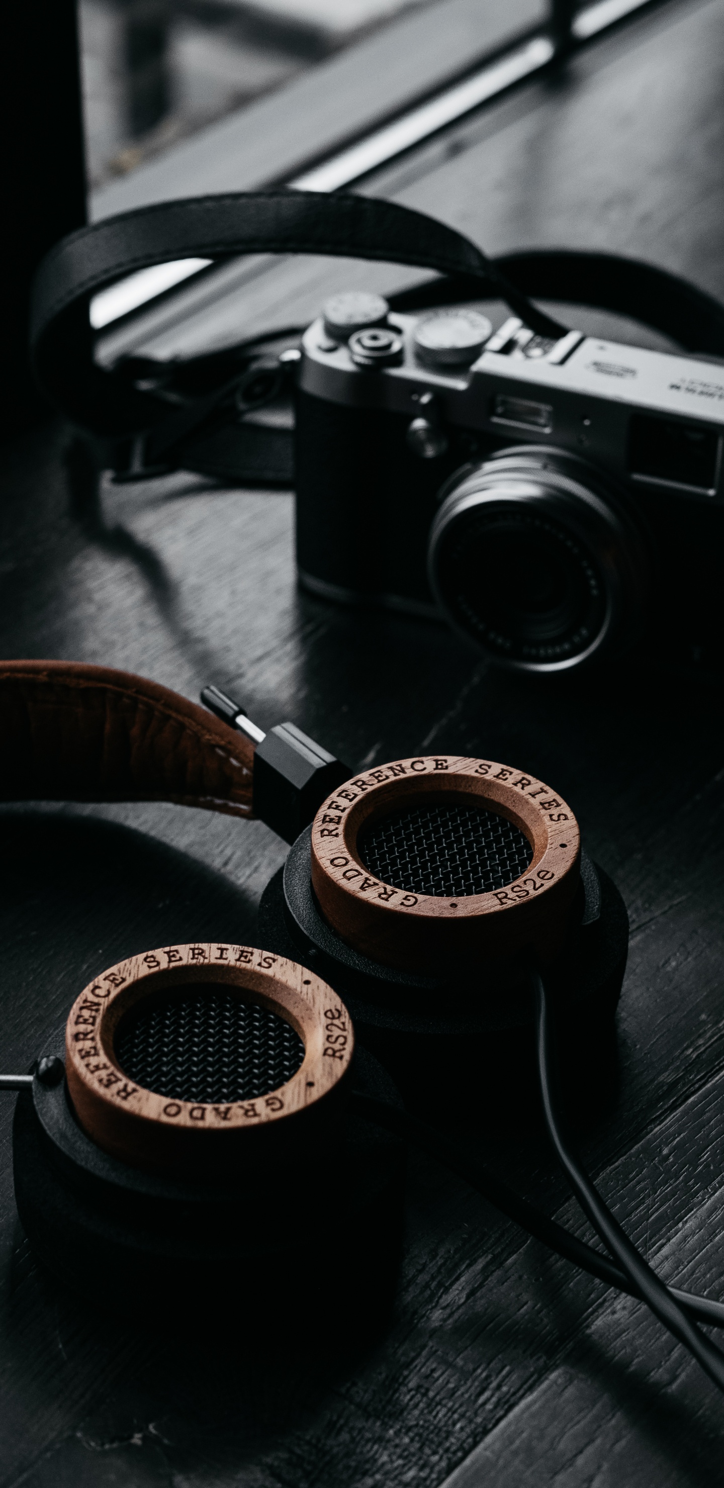 Обои наушники, аксессуары для камеры, звуковое оборудование, гаджет, металл в разрешении 1440x2960