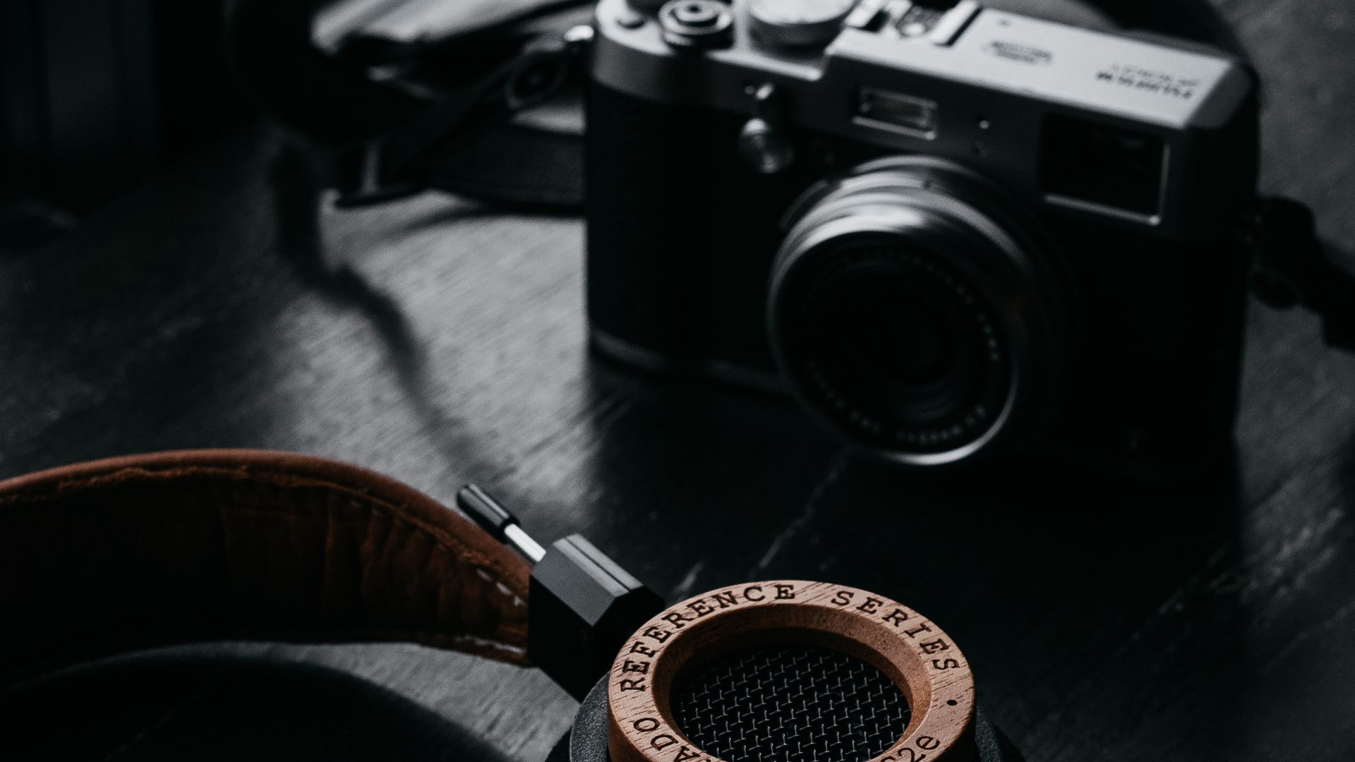 Обои наушники, аксессуары для камеры, звуковое оборудование, гаджет, металл в разрешении 1920x1080