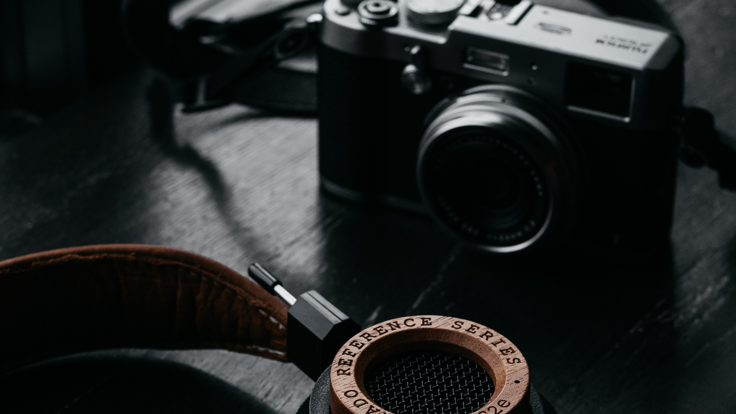 Обои наушники, аксессуары для камеры, звуковое оборудование, гаджет, металл в разрешении 2560x1440