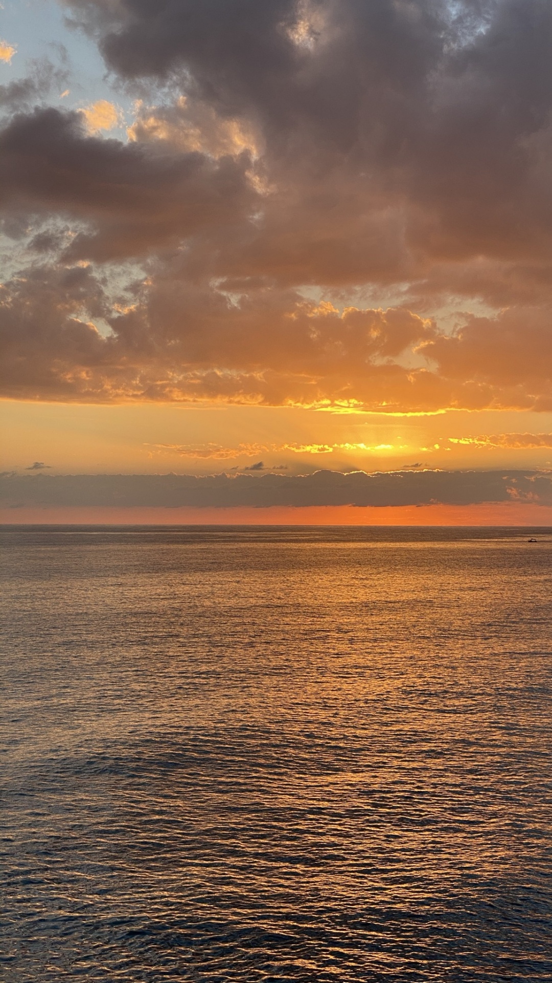 Обои горизонт, закат, солнечный свет, облако, вода в разрешении 1080x1920