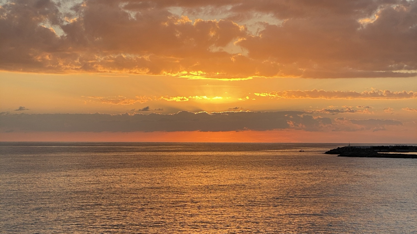 Обои горизонт, закат, солнечный свет, облако, вода в разрешении 1366x768