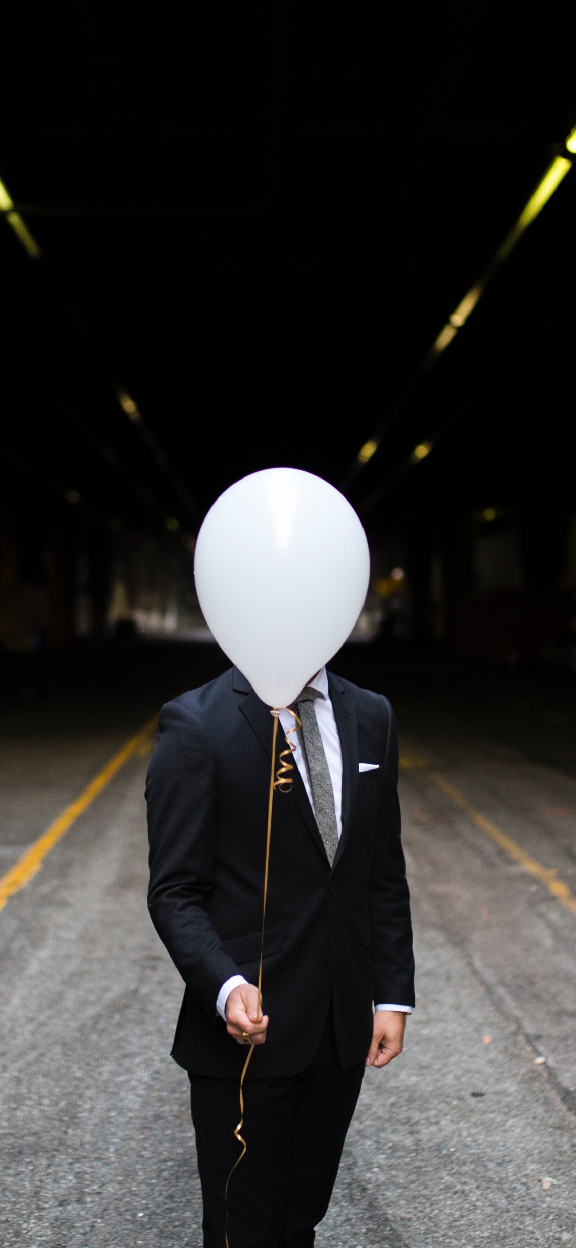 Обои жизнь, черный, свет, стояние, темнота в разрешении 1125x2436