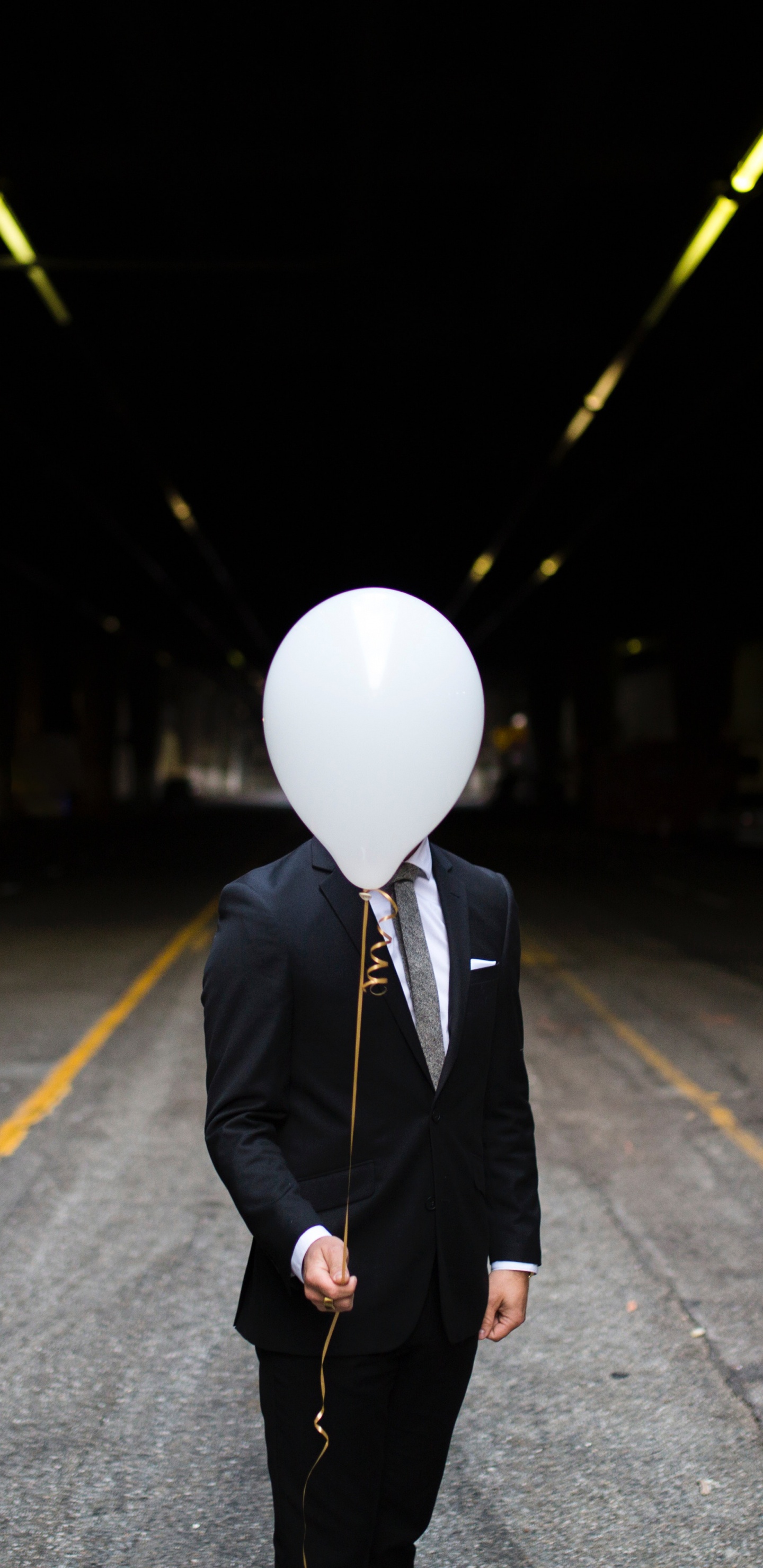 Обои жизнь, черный, свет, стояние, темнота в разрешении 1440x2960