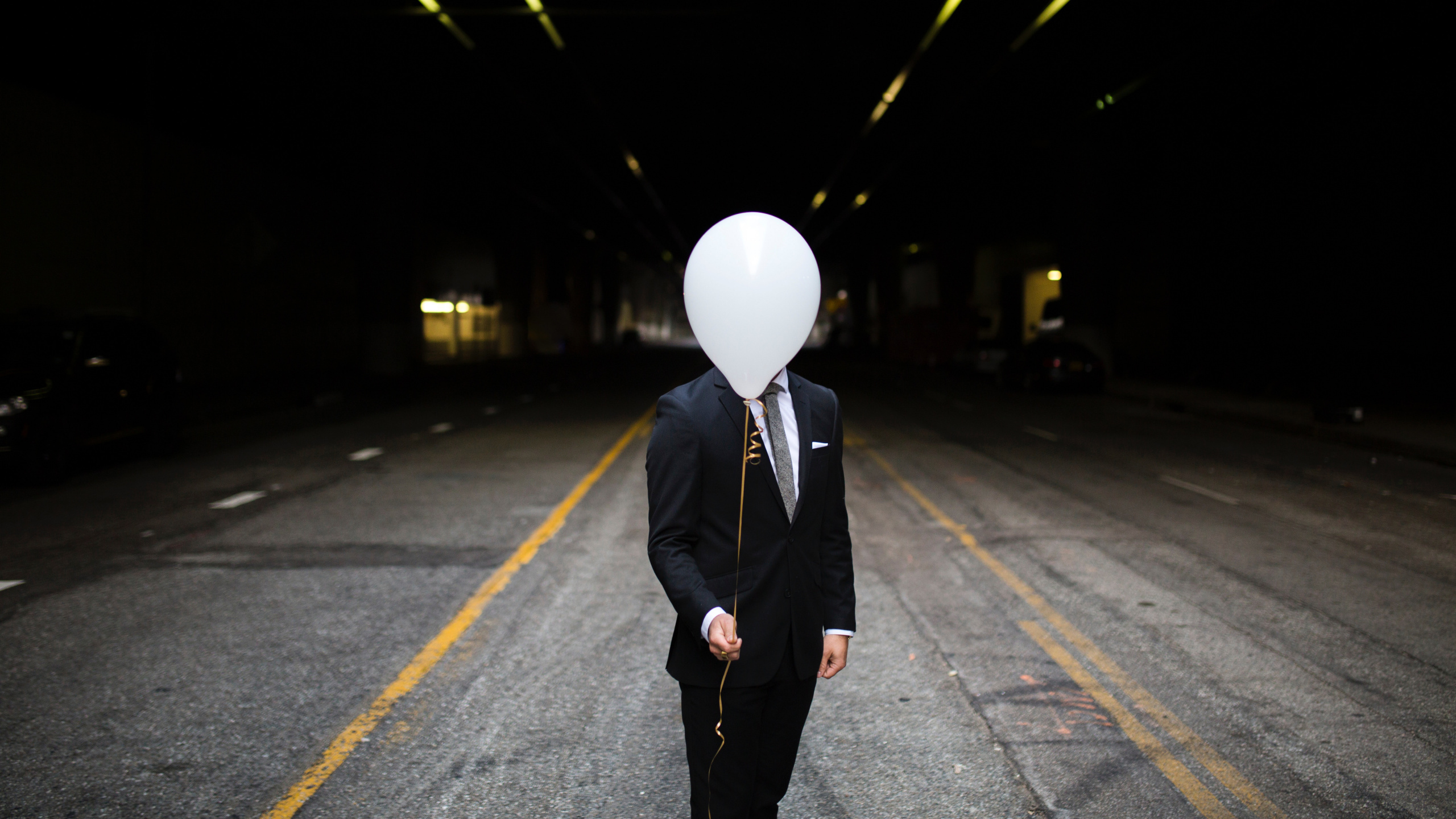 Обои жизнь, черный, свет, стояние, темнота в разрешении 2560x1440