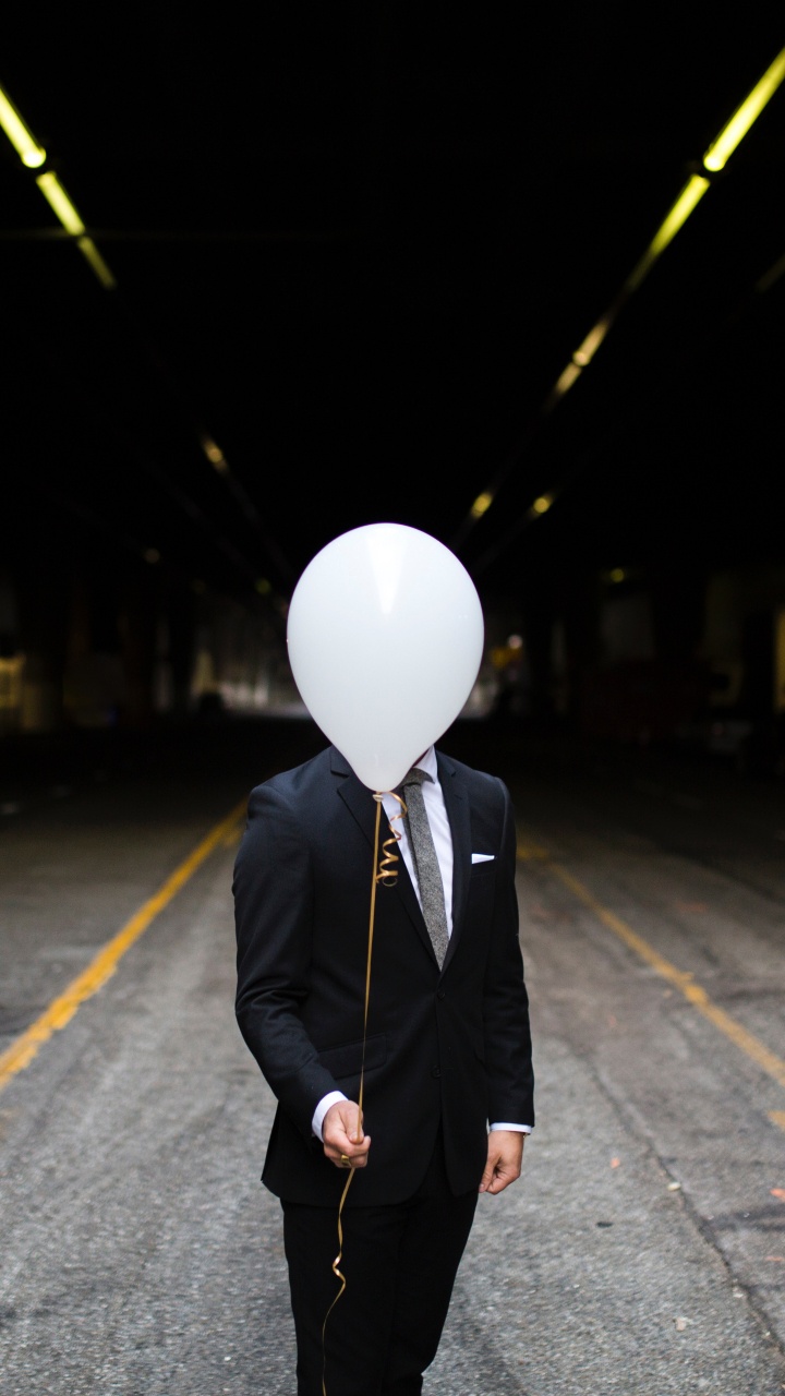 Обои жизнь, черный, свет, стояние, темнота в разрешении 720x1280