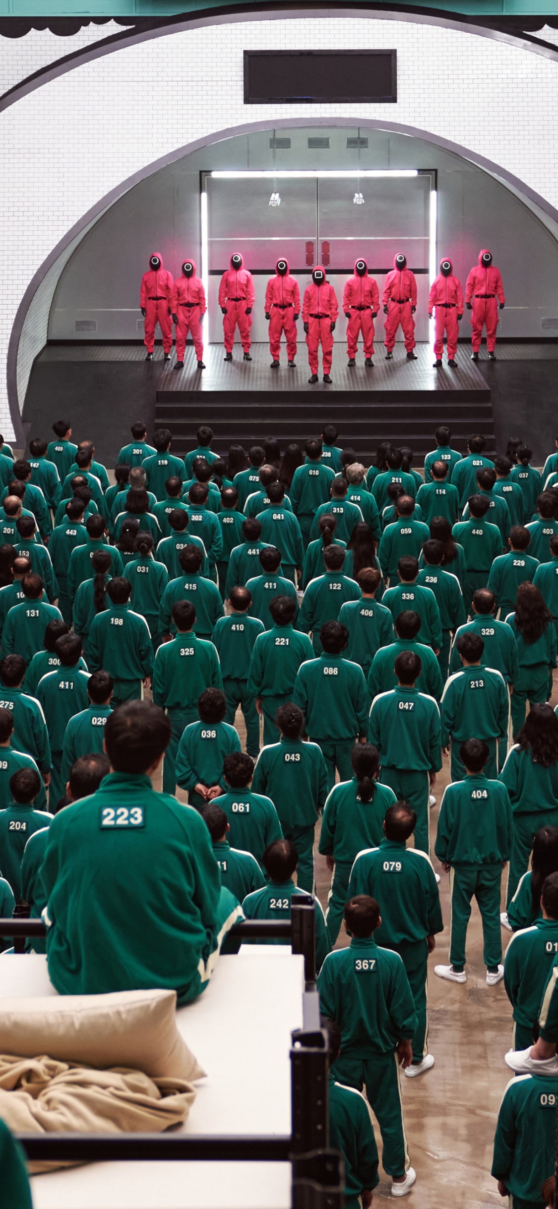 Обои игра в кальмара, кровати для дичи кальмаров, Южная Корея, что sae-byeok, нетфликс в разрешении 1125x2436