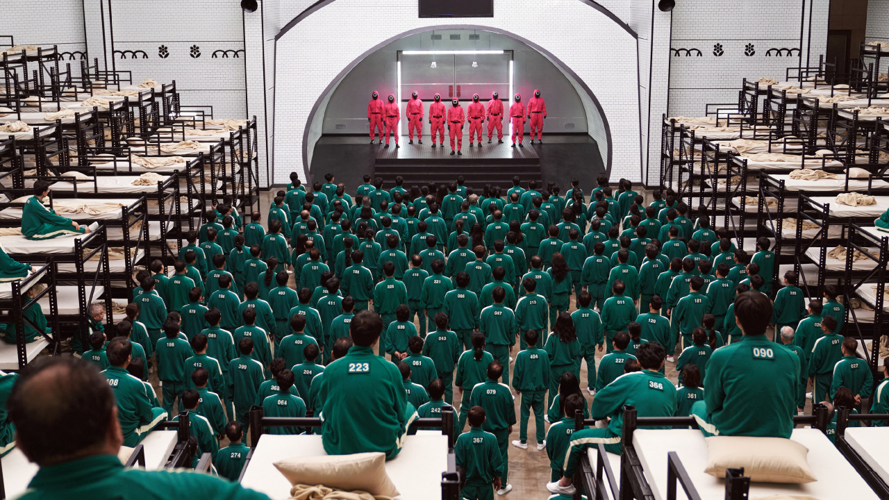 Обои игра в кальмара, кровати для дичи кальмаров, Южная Корея, что sae-byeok, нетфликс в разрешении 1280x720