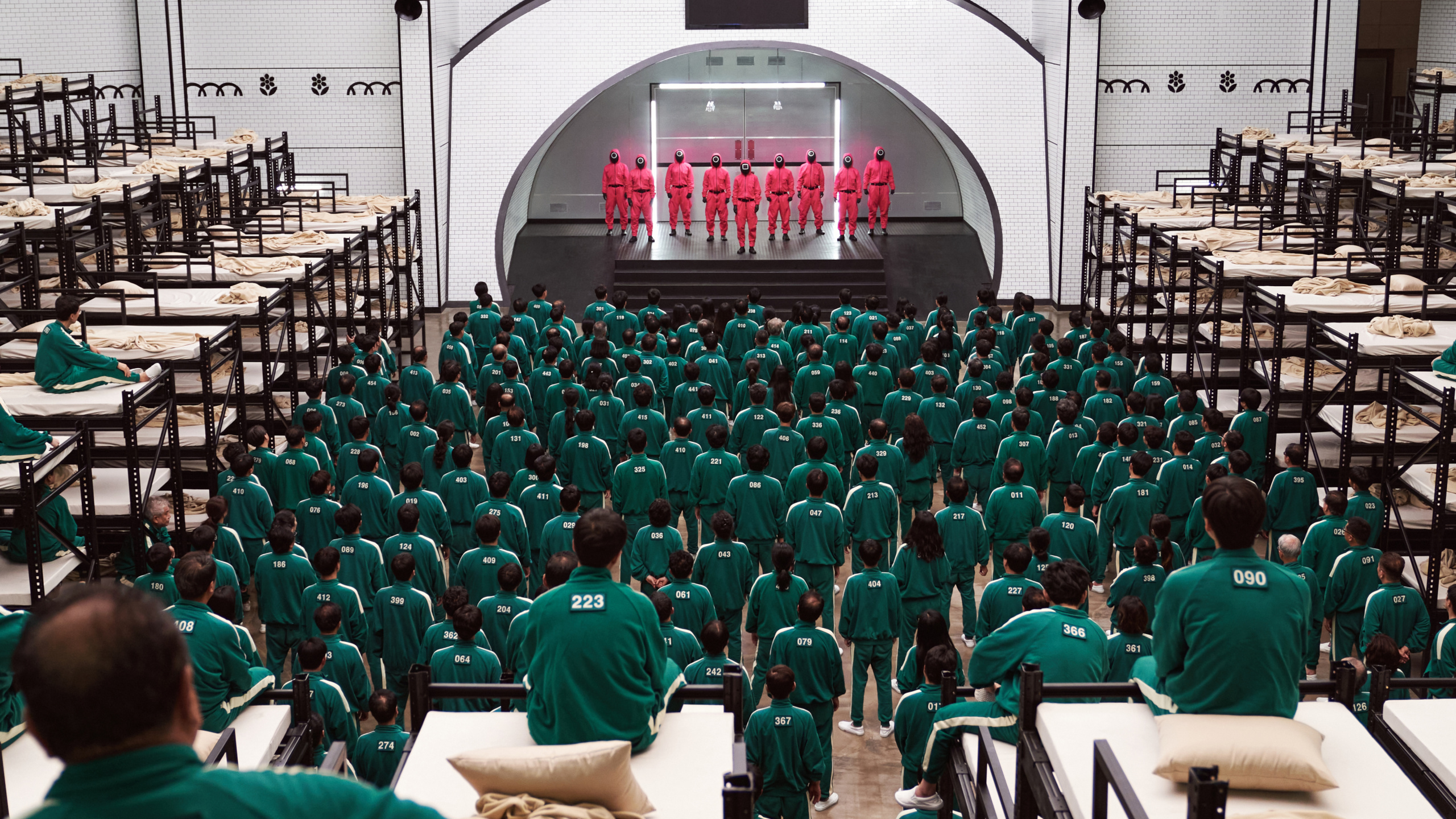 Обои игра в кальмара, кровати для дичи кальмаров, Южная Корея, что sae-byeok, нетфликс в разрешении 2560x1440