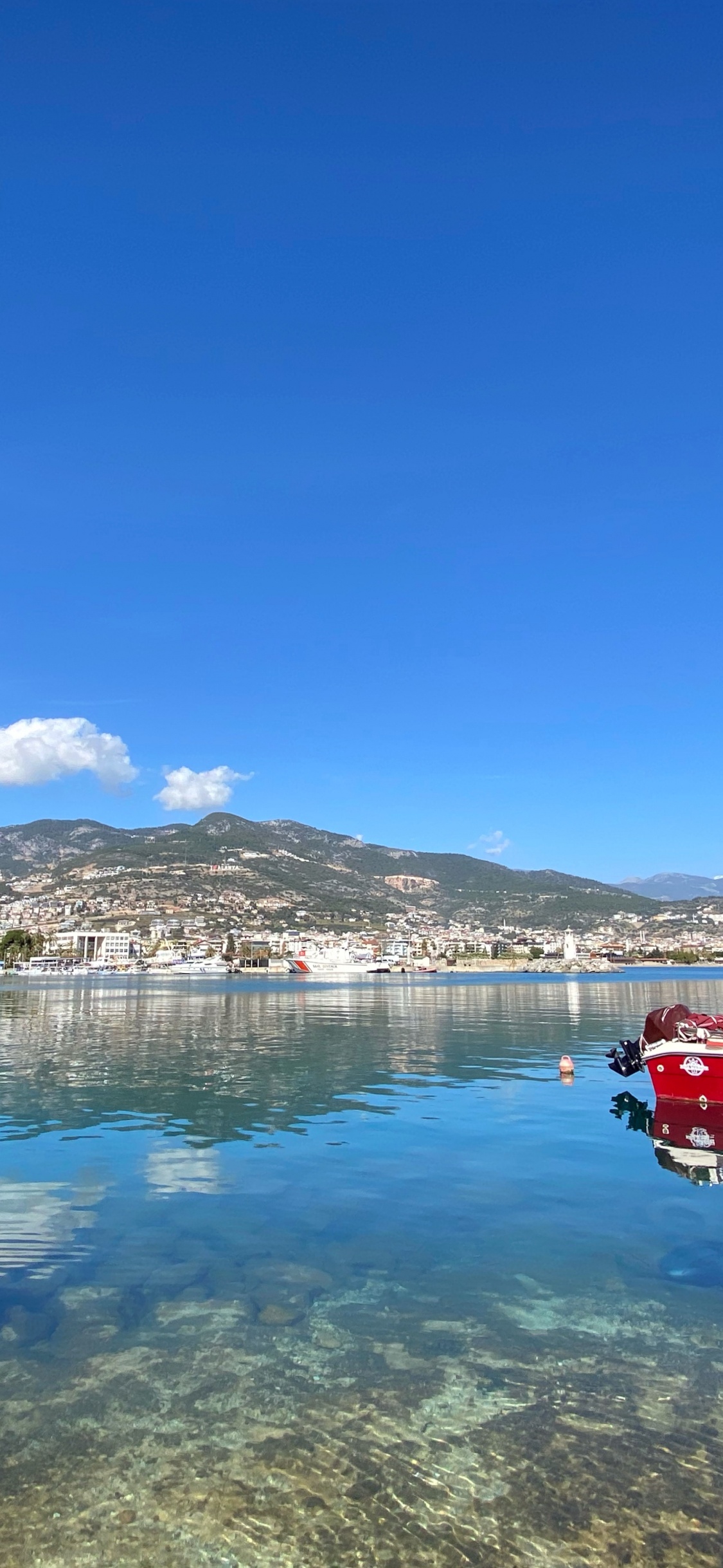 Обои вода, облако, гора, синий, судно в разрешении 1125x2436