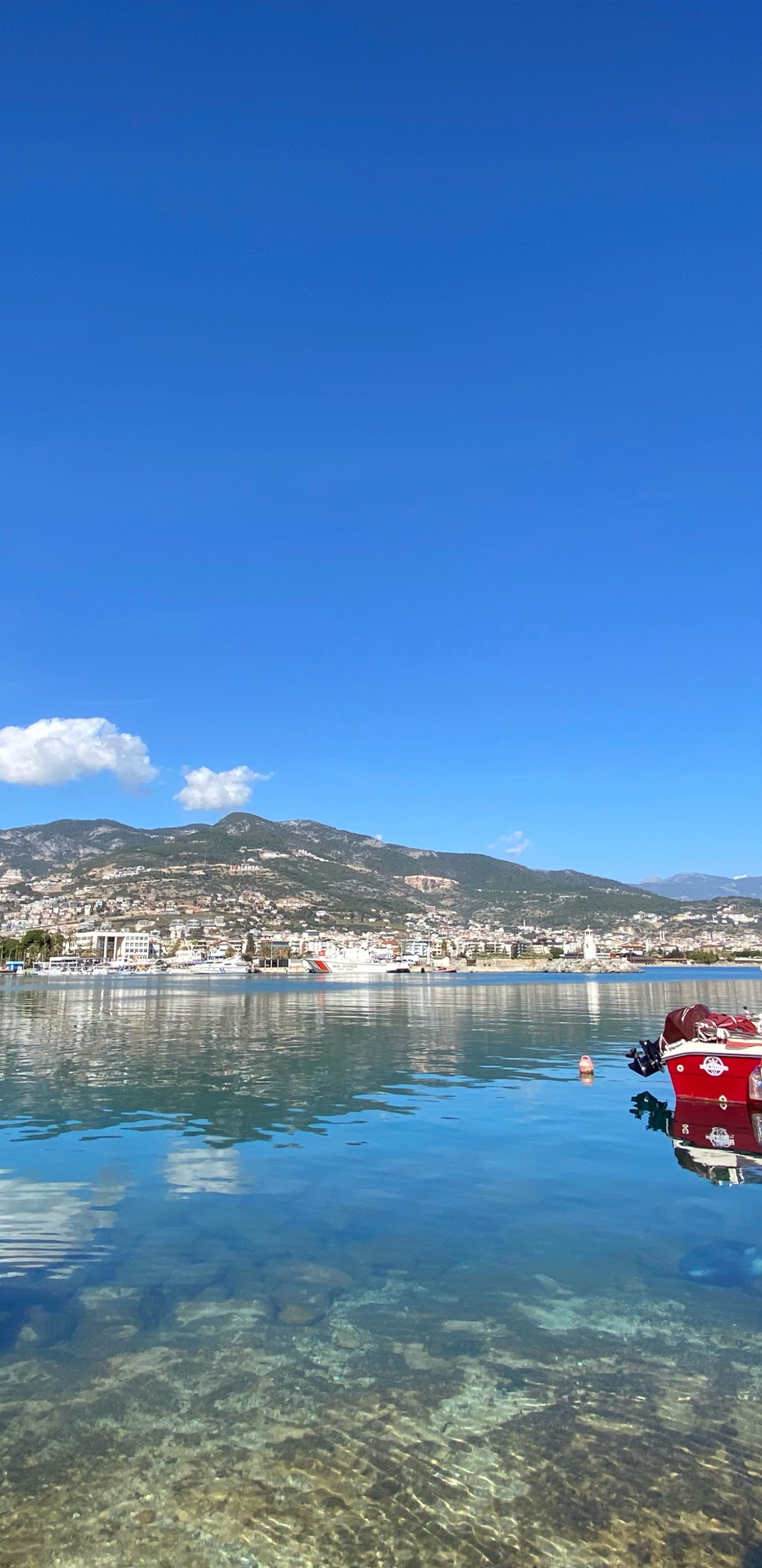 Обои вода, облако, гора, синий, судно в разрешении 1440x2960