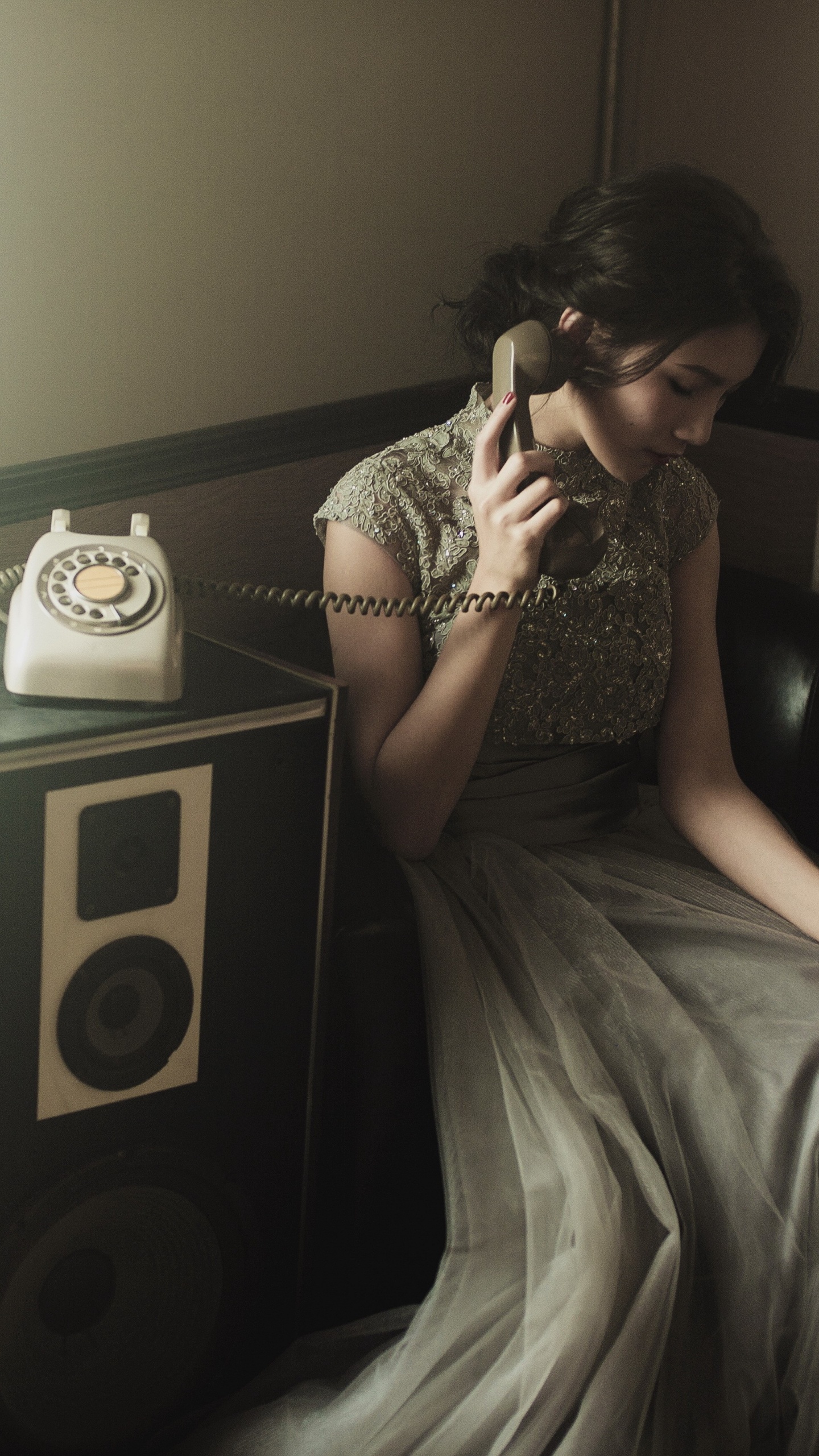 Обои комната, мебель, длинные волосы, Хаус, портрет в разрешении 1440x2560