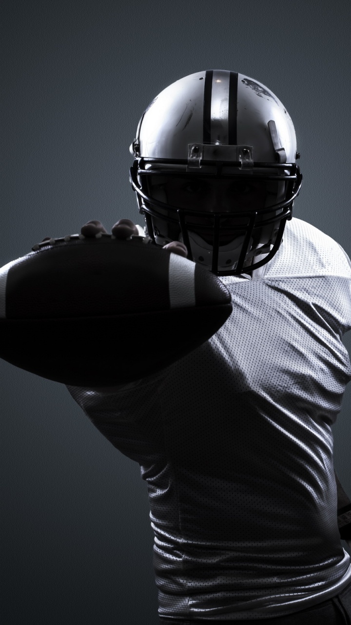 Обои американский футбол, Лига, шлем, футбольное оборудование и инвентарь, темнота в разрешении 720x1280