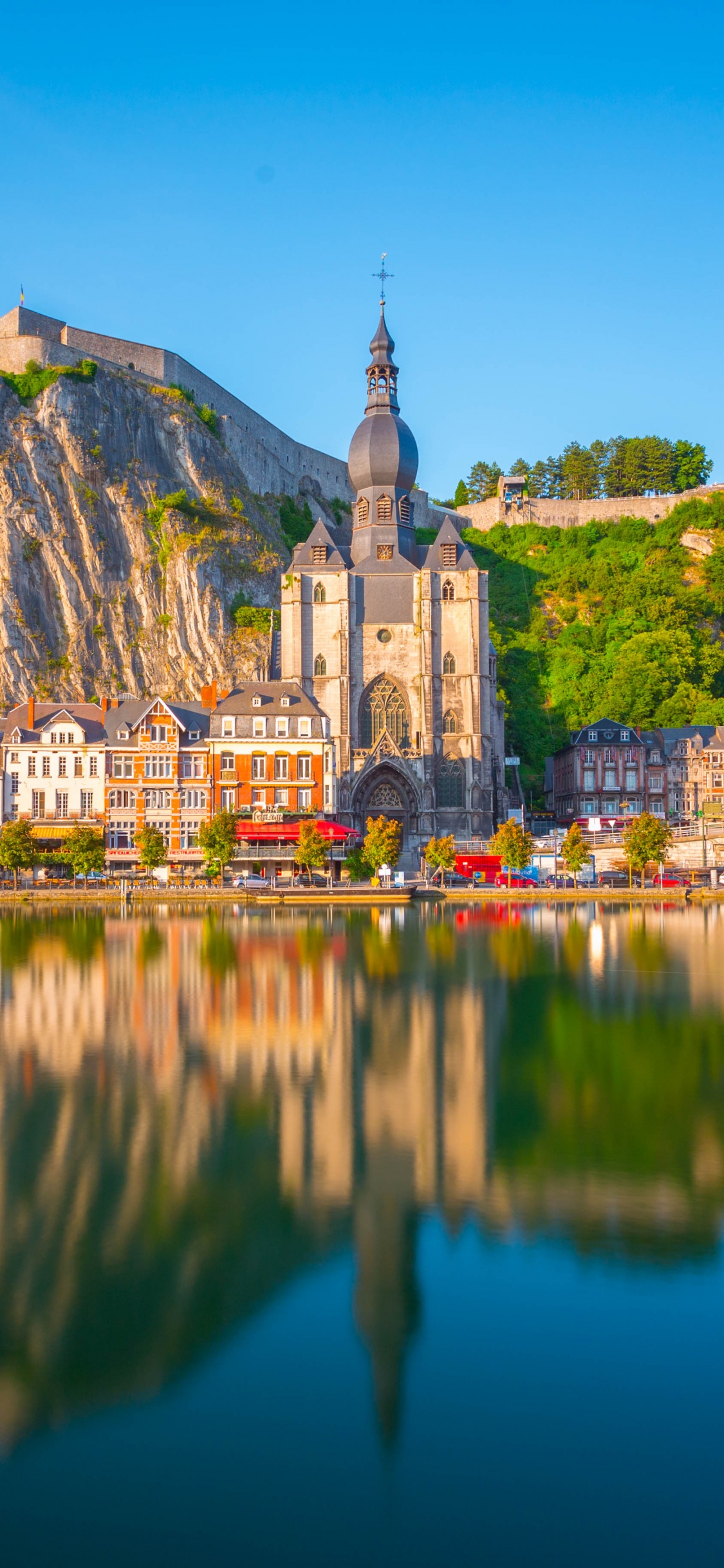 Обои Динан, отражение, вода, природа, ориентир в разрешении 1125x2436