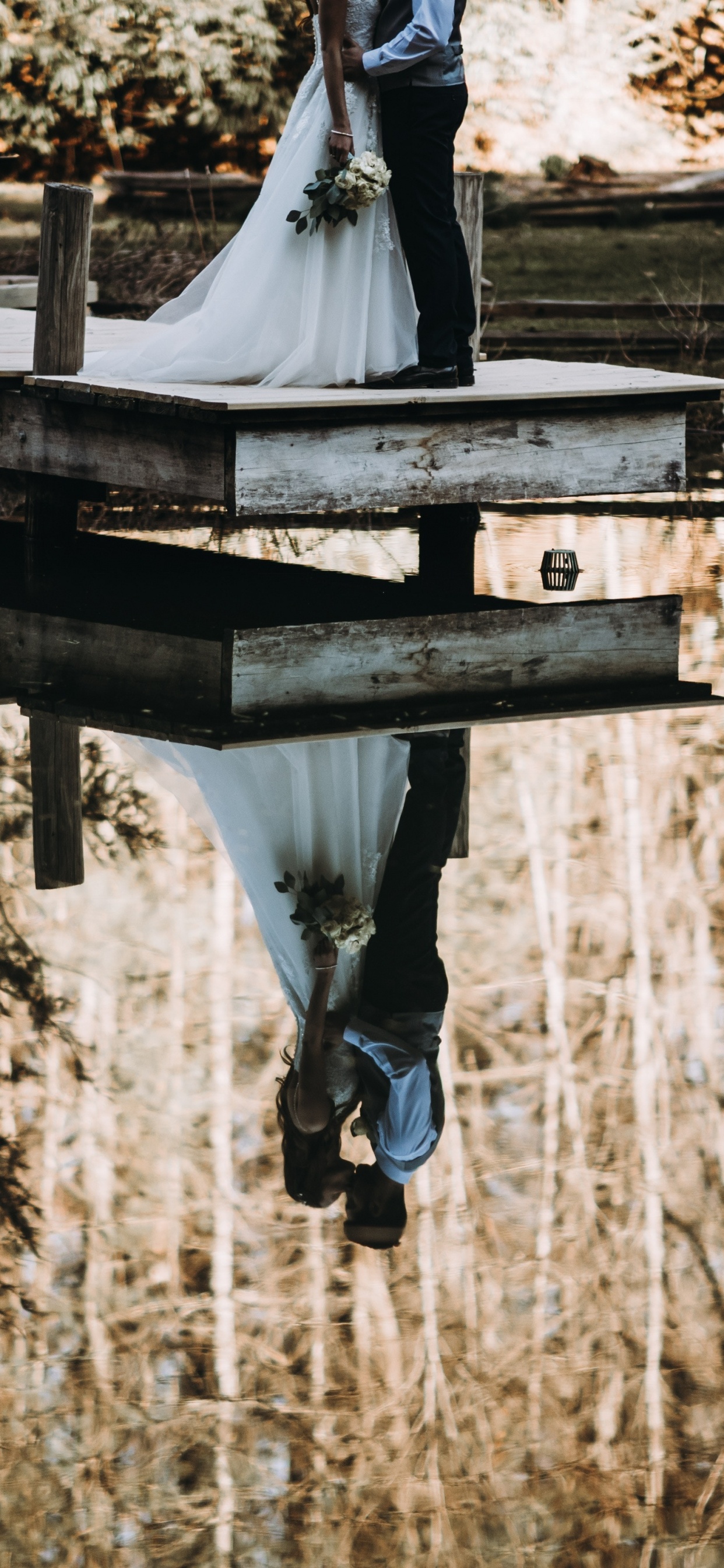 Обои брак, свадьба, вода, отражение, водный путь в разрешении 1242x2688