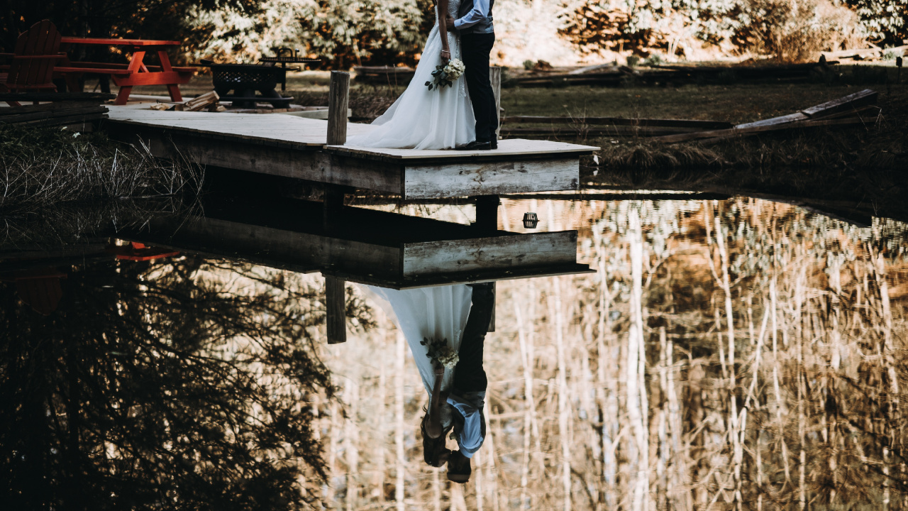 Обои брак, свадьба, вода, отражение, водный путь в разрешении 1280x720