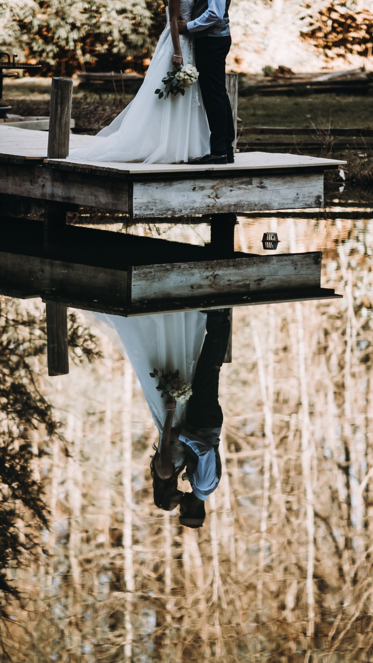 Обои брак, свадьба, вода, отражение, водный путь в разрешении 1440x2560