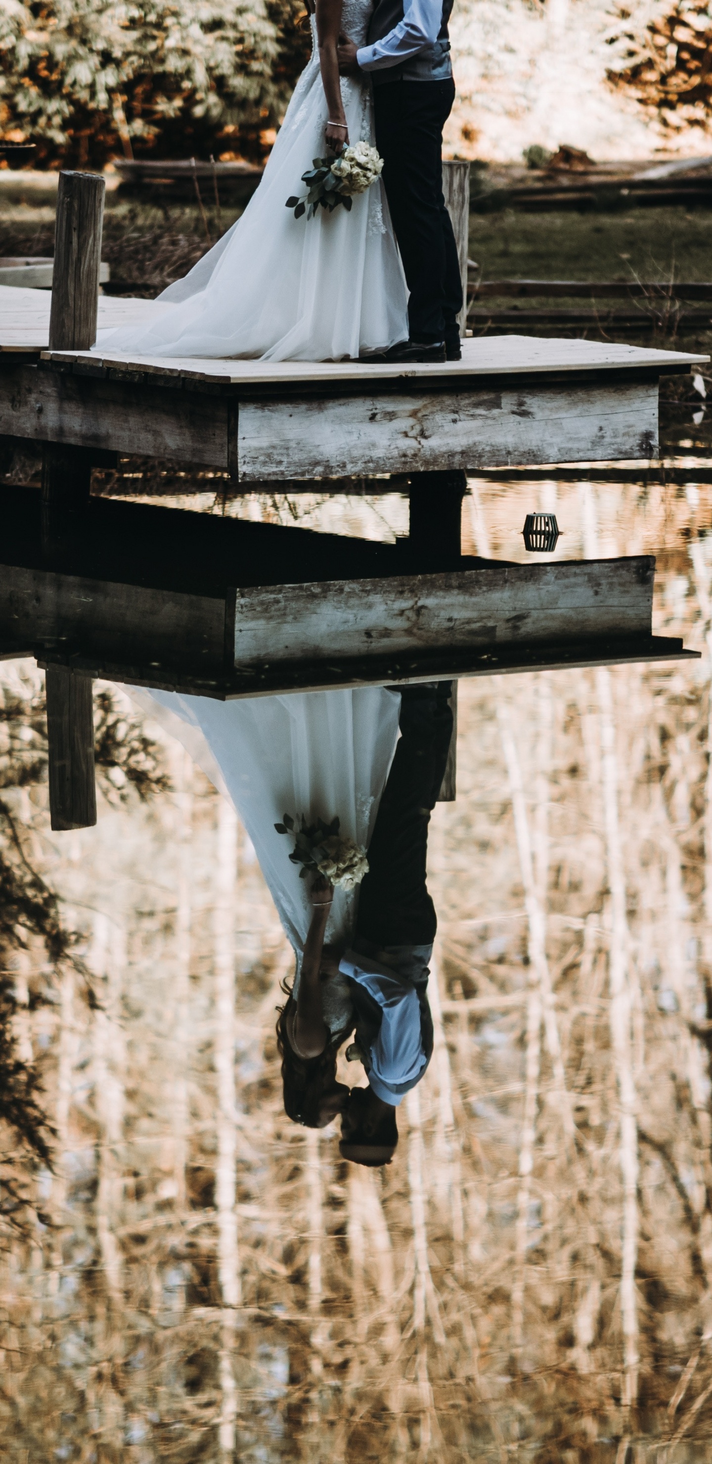 Обои брак, свадьба, вода, отражение, водный путь в разрешении 1440x2960