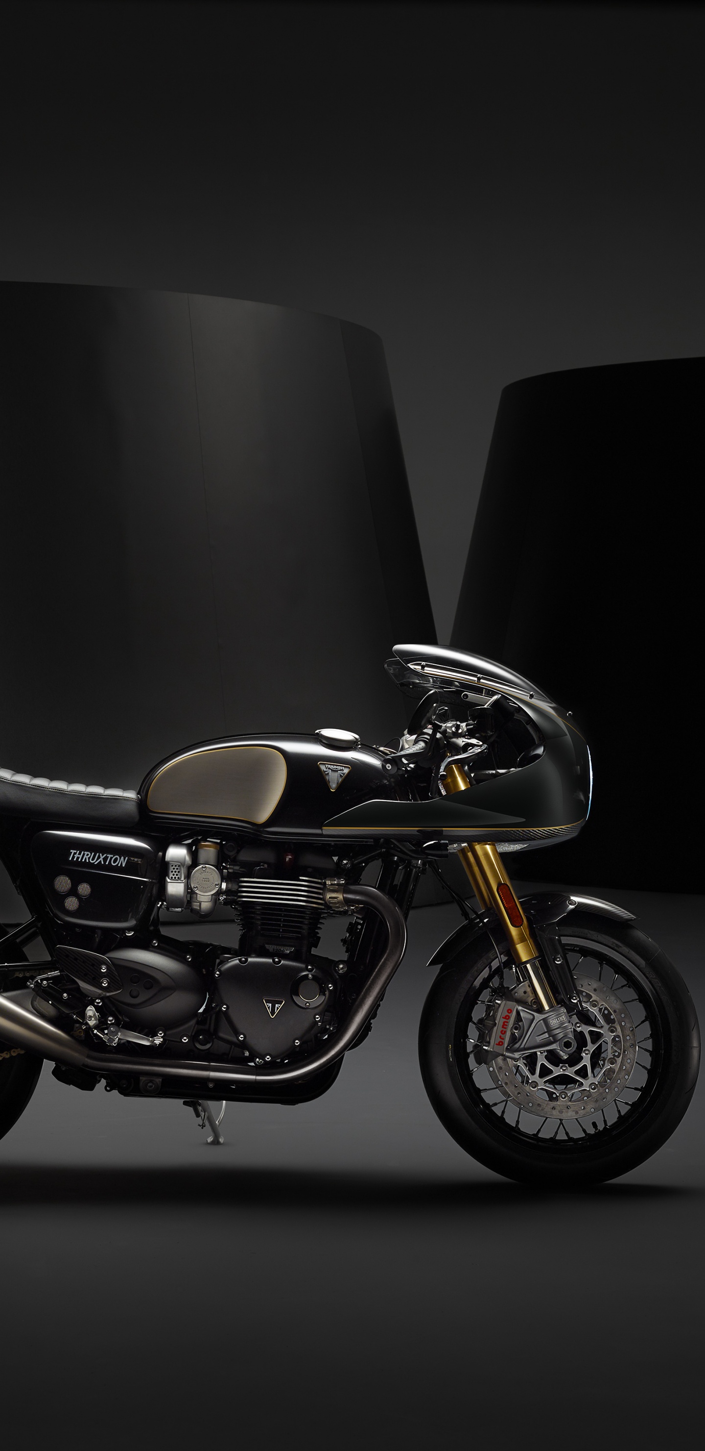 Обои Мотоциклы Triumph, triumph rocket iii, мотоцикл, Триумф Тракстон 1200, кастомный мотоцикл в разрешении 1440x2960