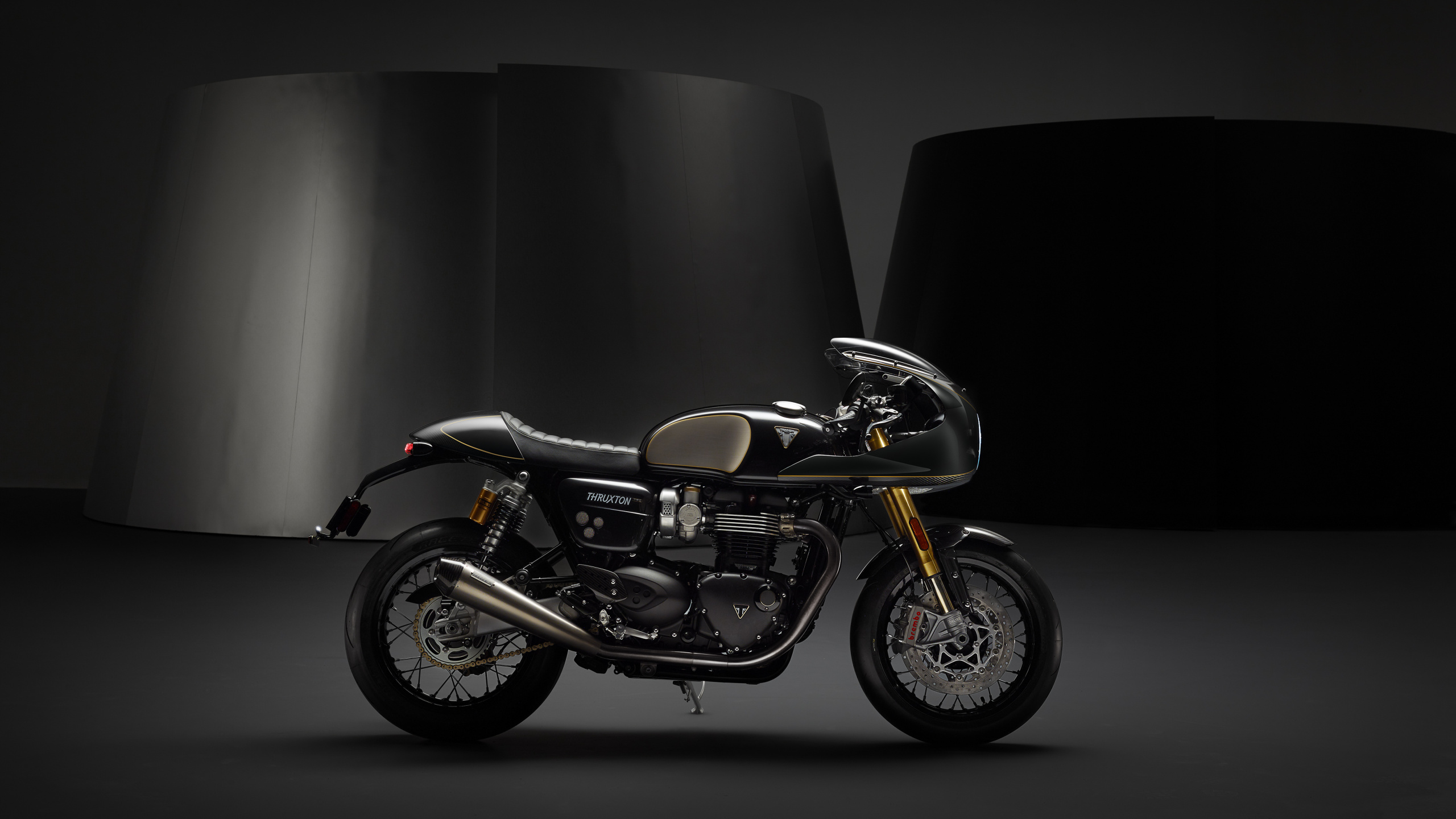 Обои Мотоциклы Triumph, triumph rocket iii, мотоцикл, Триумф Тракстон 1200, кастомный мотоцикл в разрешении 2560x1440