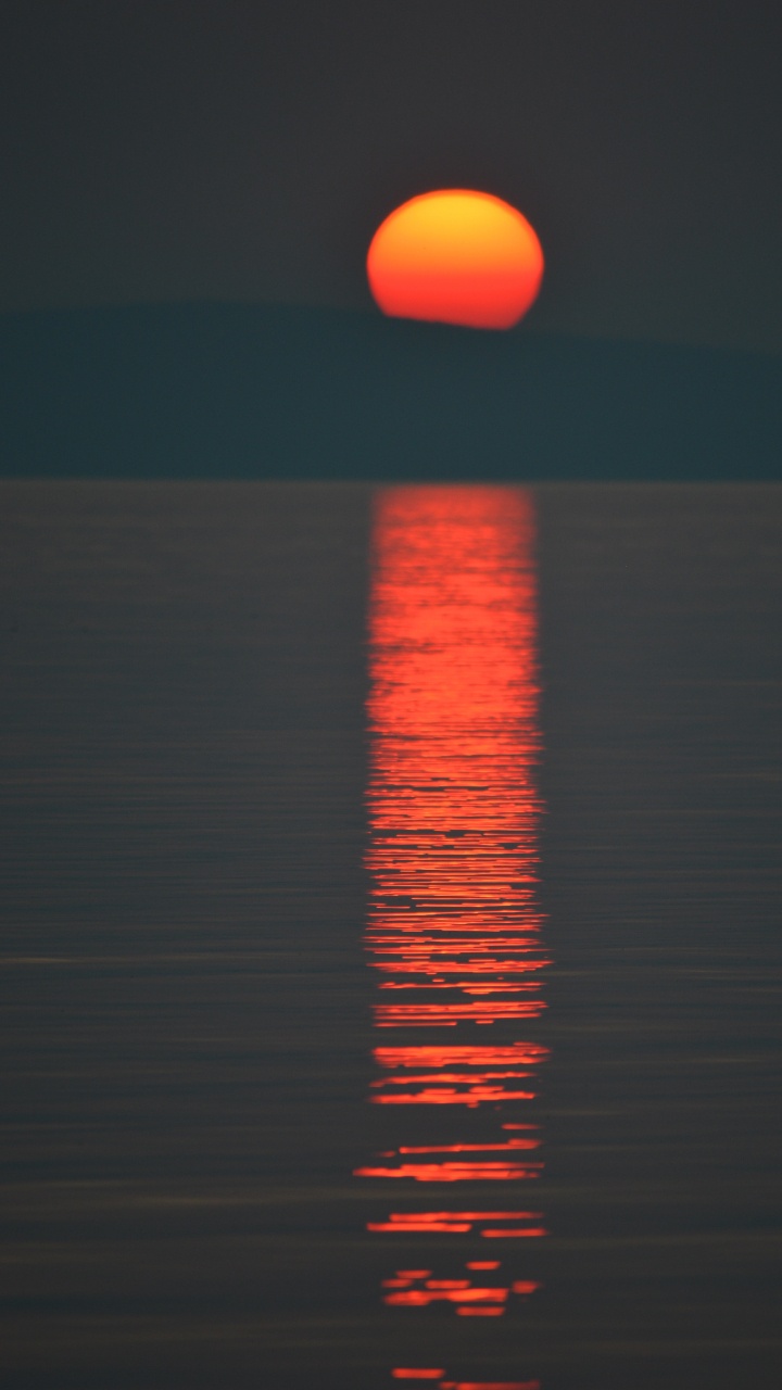 Обои отражение, вода, спокойный, Апельсин, закат в разрешении 720x1280
