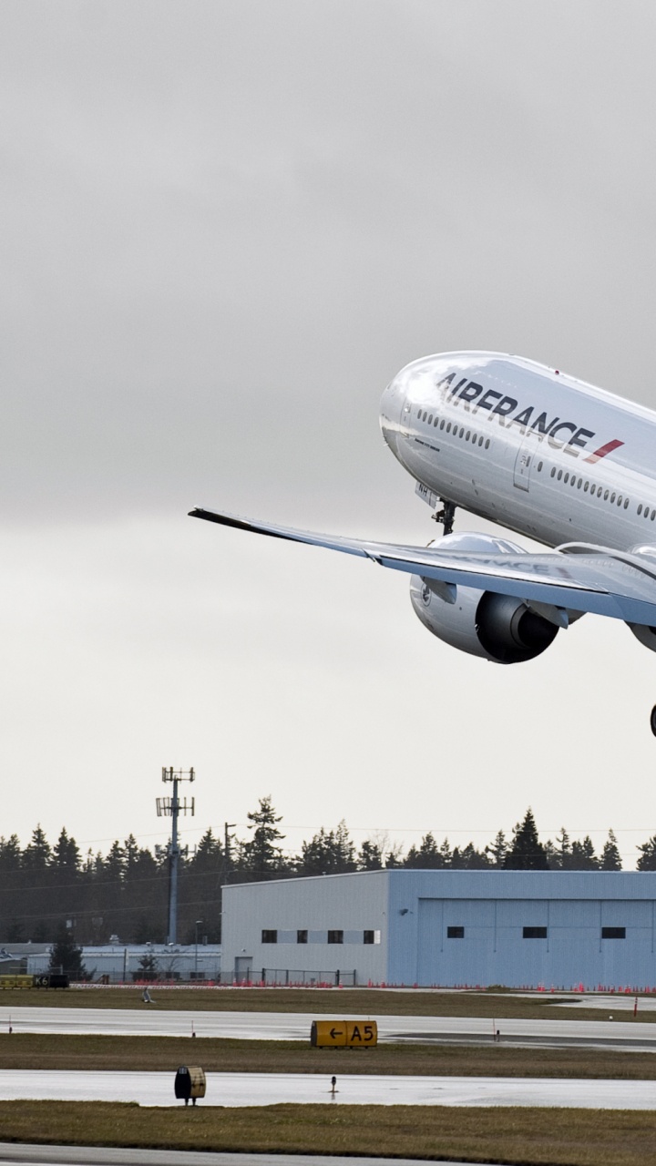 Обои Боинг, boeing 777, авиакомпания, воздушное путешествие, полет в разрешении 720x1280