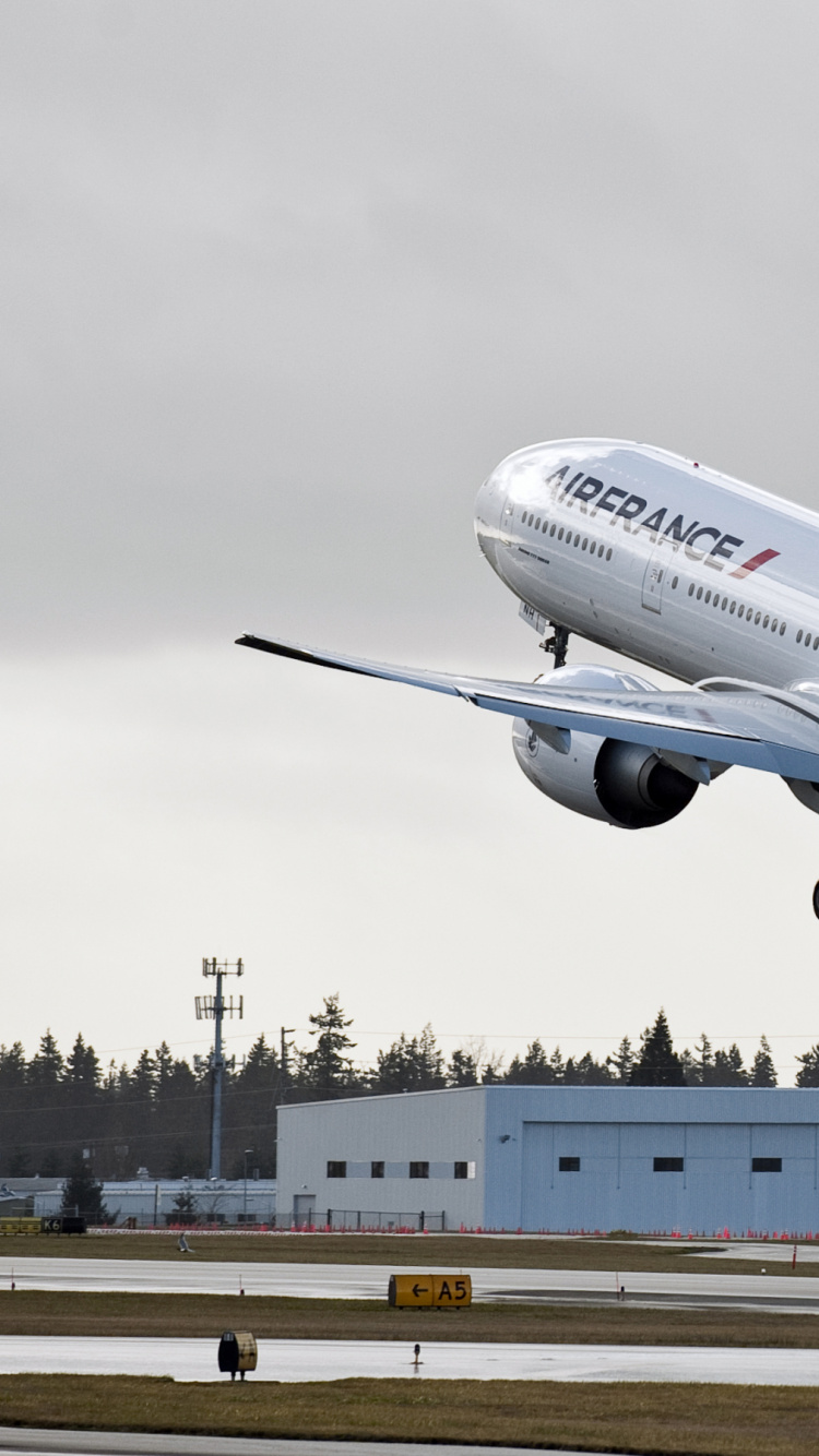 Обои Боинг, boeing 777, авиакомпания, воздушное путешествие, полет в разрешении 750x1334