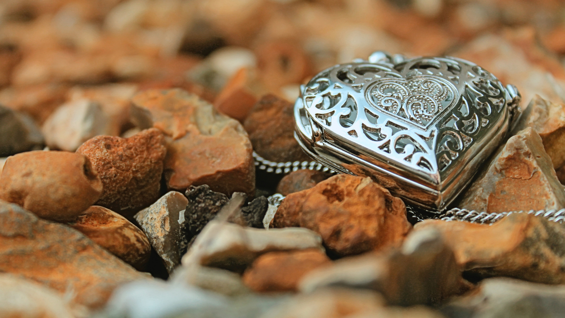 Обои ювелирные изделия, безделушка, кулон, ожерелье, рок в разрешении 1920x1080