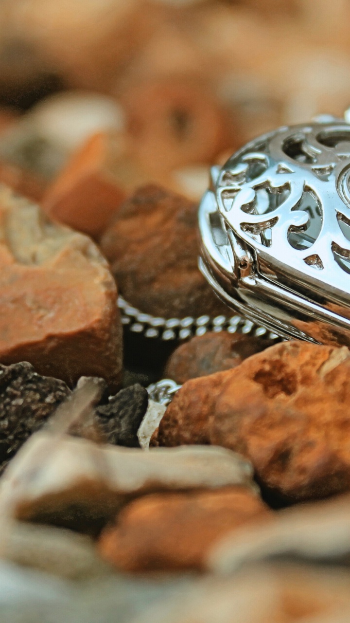 Обои ювелирные изделия, безделушка, кулон, ожерелье, рок в разрешении 720x1280