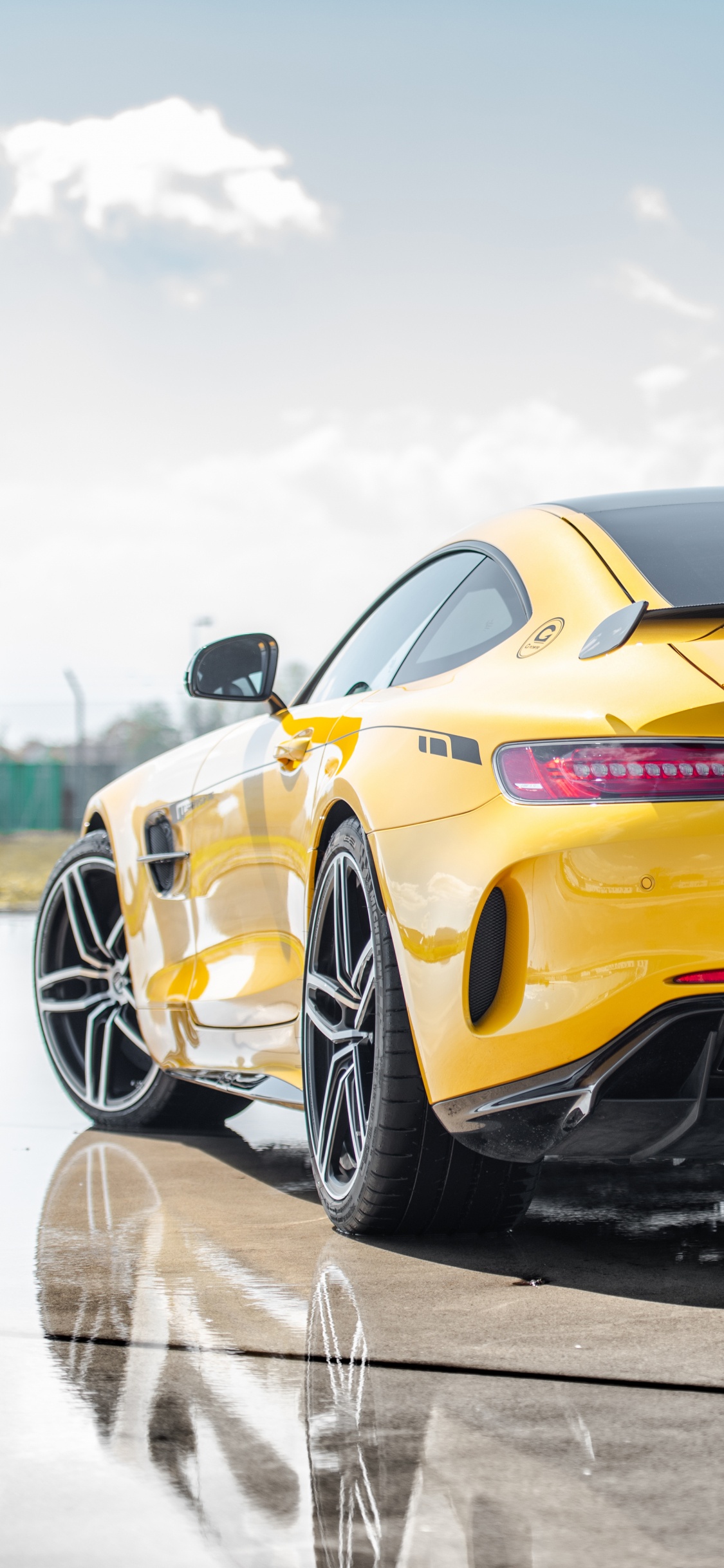 Обои авто, спорткар, суперкар, желтый, автомобильный экстерьер в разрешении 1125x2436